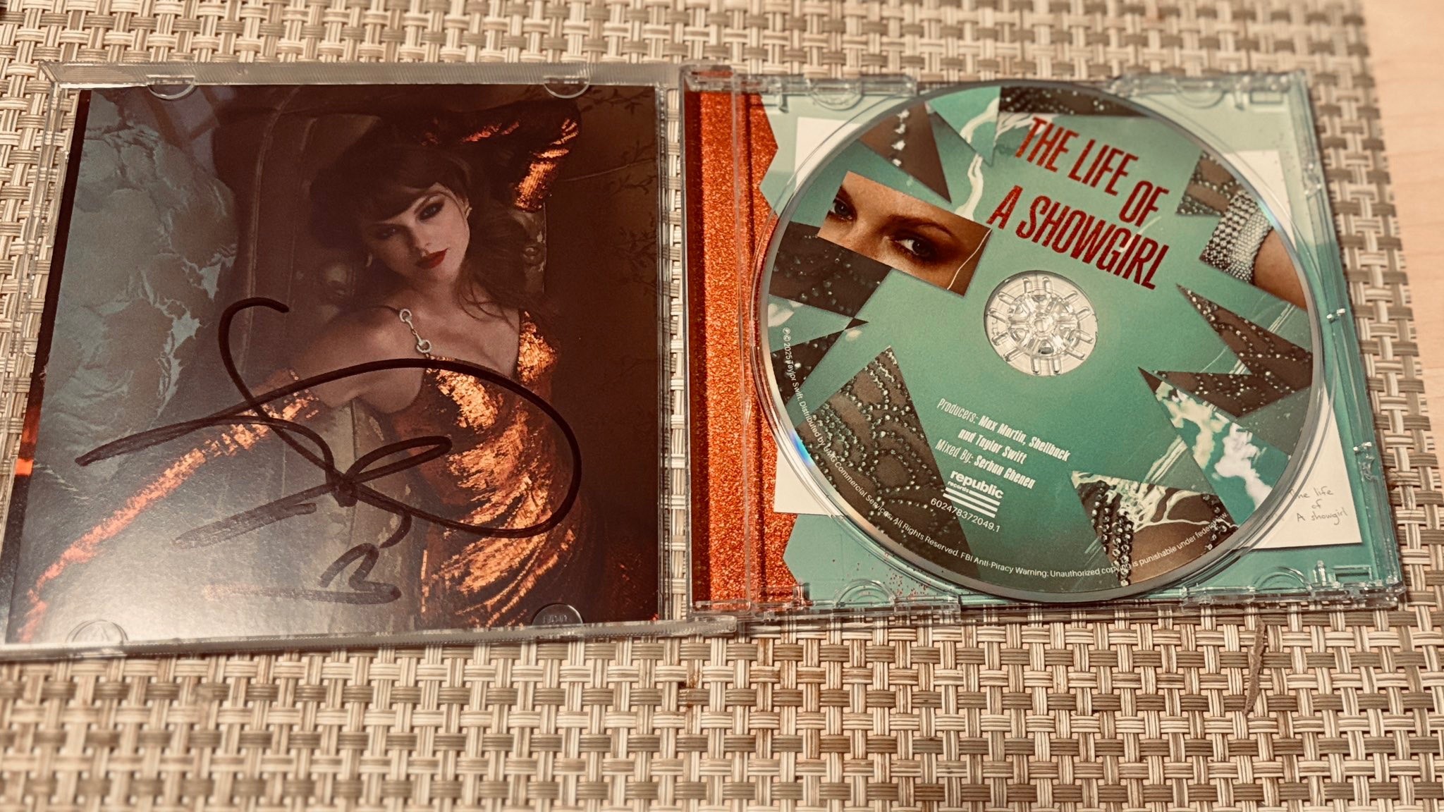 🚨| First look at 'The Life of a Showgirl' signed CDs.