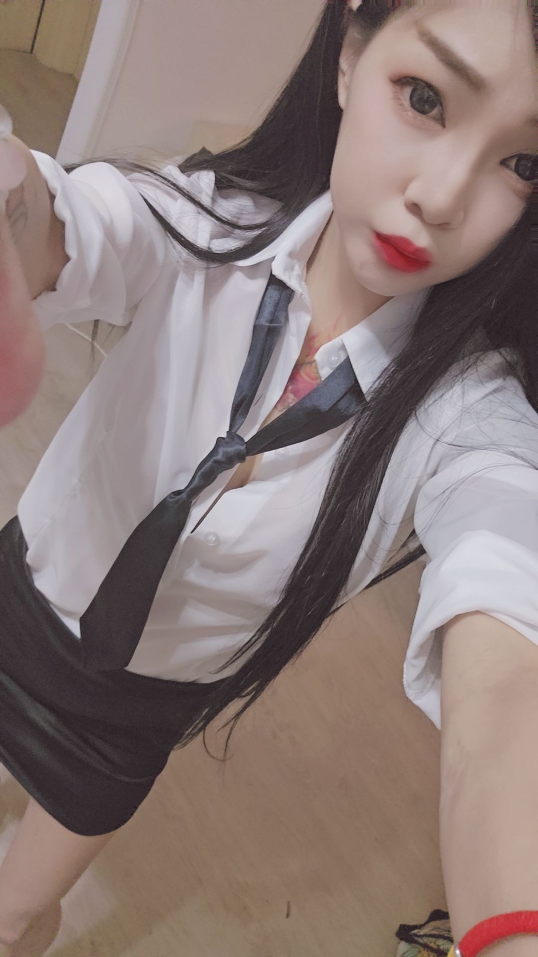 花羃羃 - 不能絲襪，我穿內褲 內衣可以了吧 #我今天穿八加九超級短的裙子上班 #學生服。#好險有領帶擋住 #解開扣子四個 | Facebook