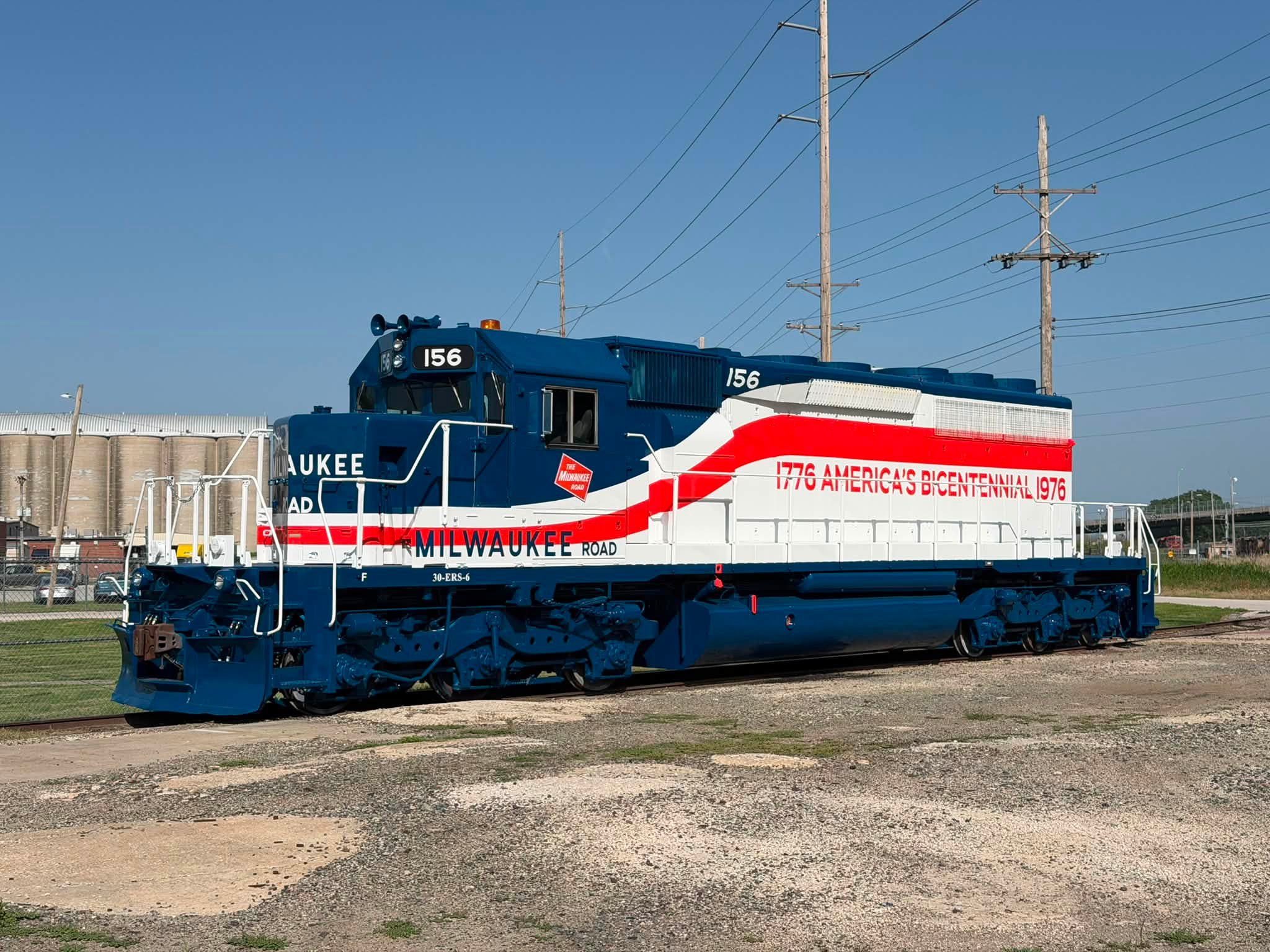 Milwaukee Road locomotive MILW 156 SD40-2 in bicentennial livery