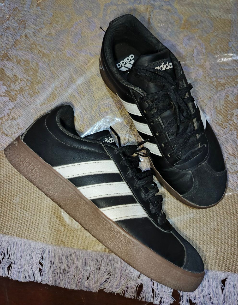 Tenis Adidas originales. Para hombre talla 6, viene un poco amplio