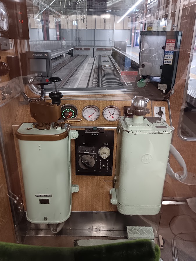 阪急電車・後面展望・その➀** **旧型の運転席(5057号車)から宝塚駅