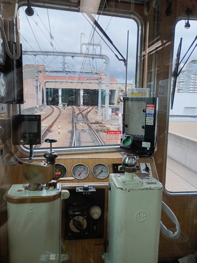 阪急電車・後面展望・その➀** **旧型の運転席(5057号車)から宝塚駅
