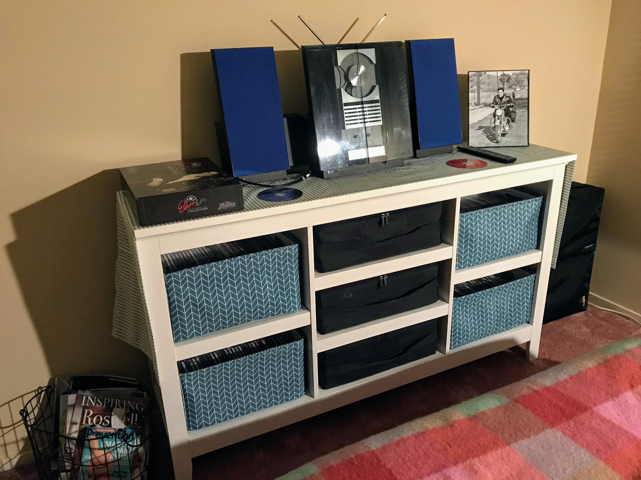 Listening to music on vintage Bang & Olufsen Beosystem 2500