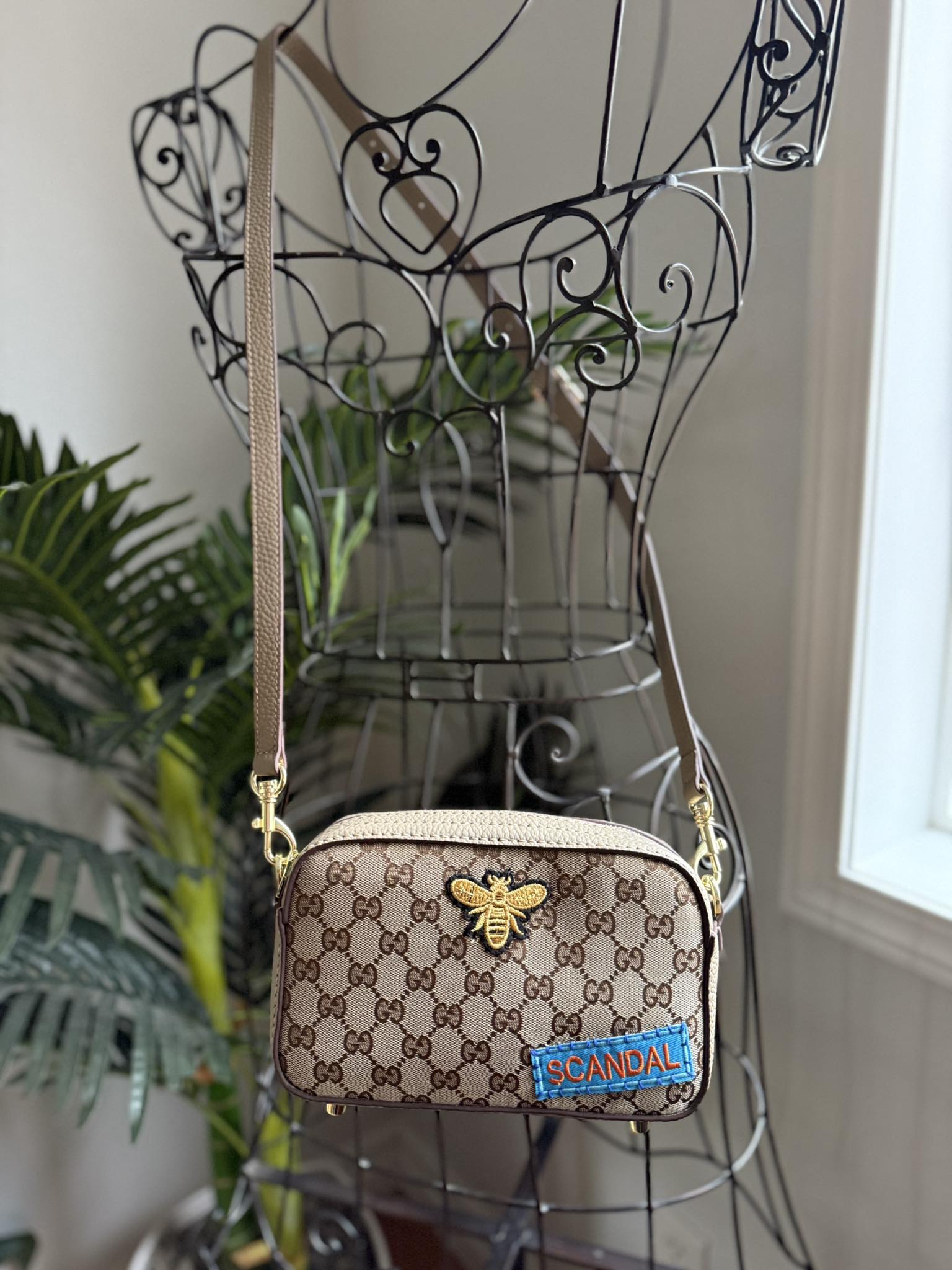Made in smooth, classic leather, the Gucci Sylvie shoulder bag is 