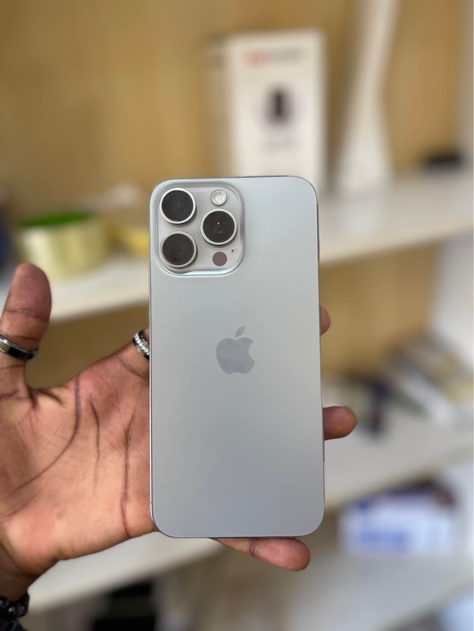 ? Apple iPhone 15 Pro Max (USA ??) ? 512GB Internal Storage 