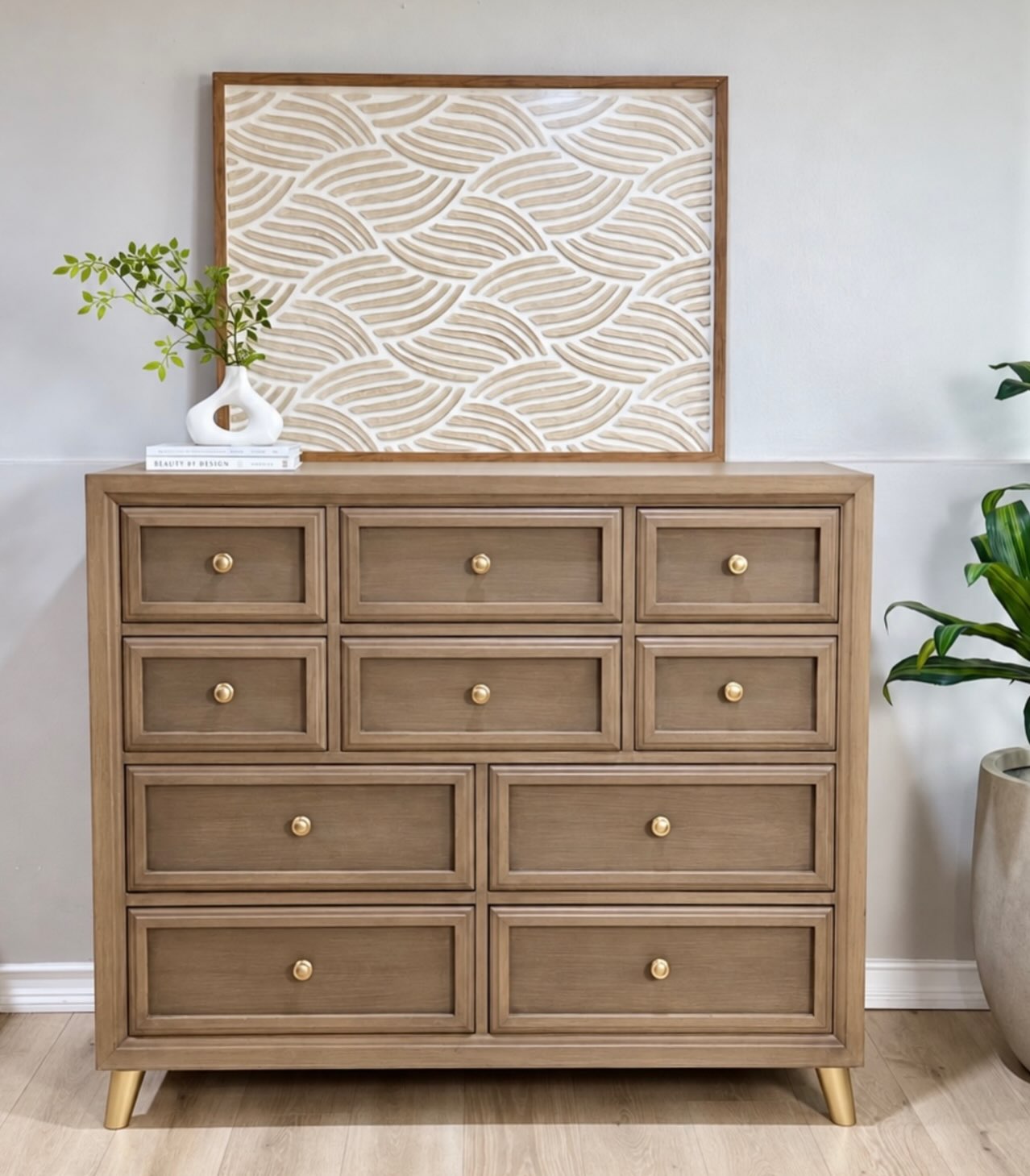 A small hardware change can make such a big difference ✨ These gold knobs from AMERDECOhardware were the perfect finishing touch for this dresser. I wanted something simple, warm and elegant that
