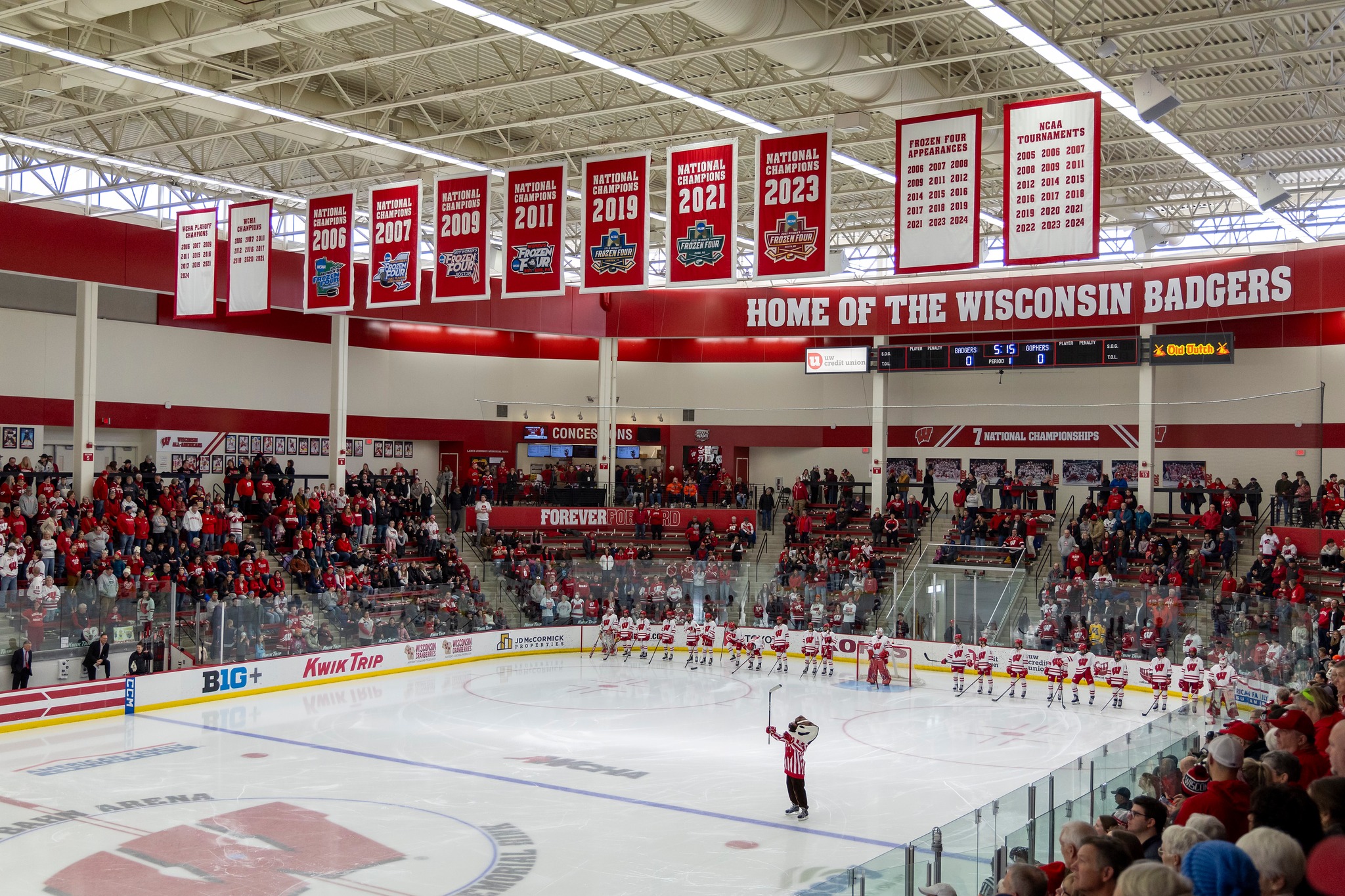 Ready to watch the Badgers... - Wisconsin Women's Hockey | Facebook