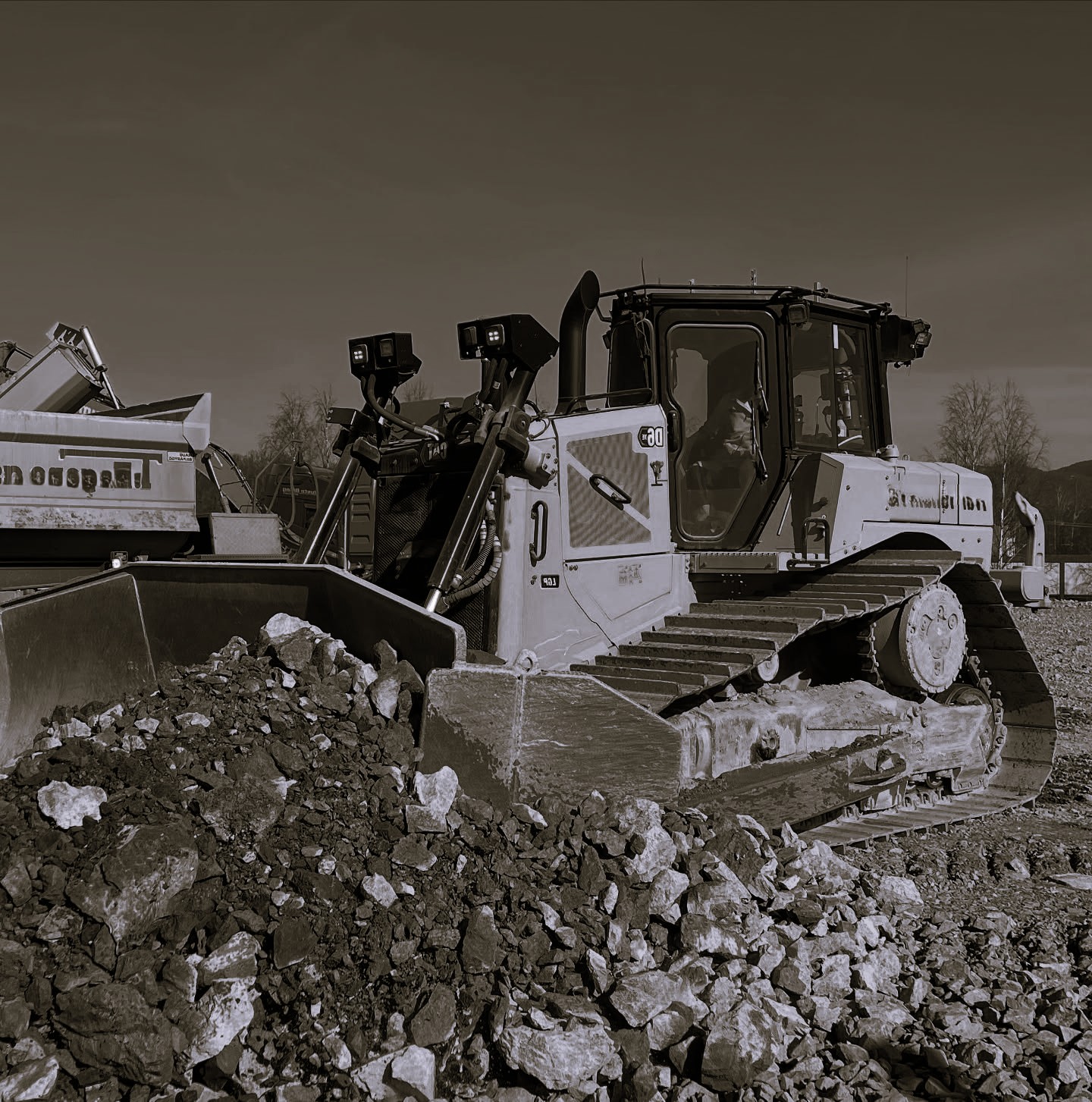 W1 - The Caterpillar D6XE is a modern medium-sized bulldozer introduced ...
