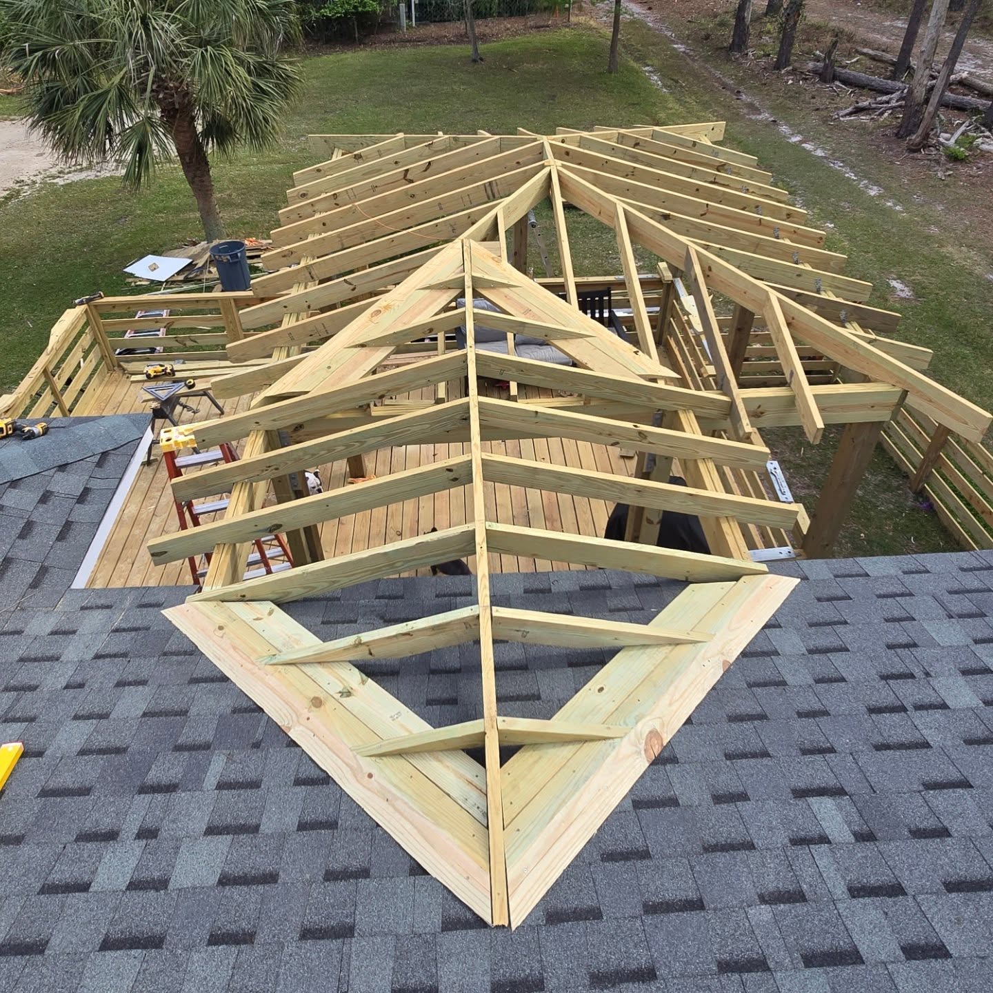 Lopez - Finished tying in the roofs today 🏠📐🔨🪚 . . . . #framing #rafter ...