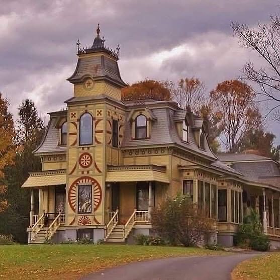 American - Birdcage B&B” built in 1840 and remodeled in 1895 in Brandon ...