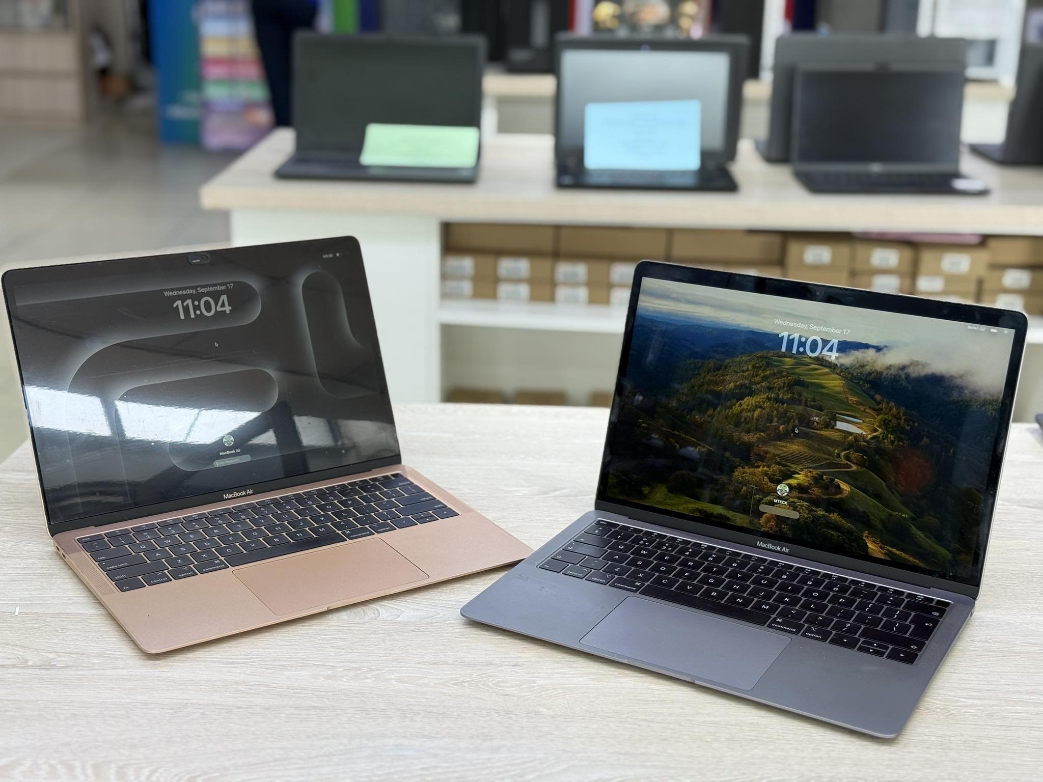 Right - MacBook Air 2019 Retina 13-inch 2019 Processor: 1.6Ghz 