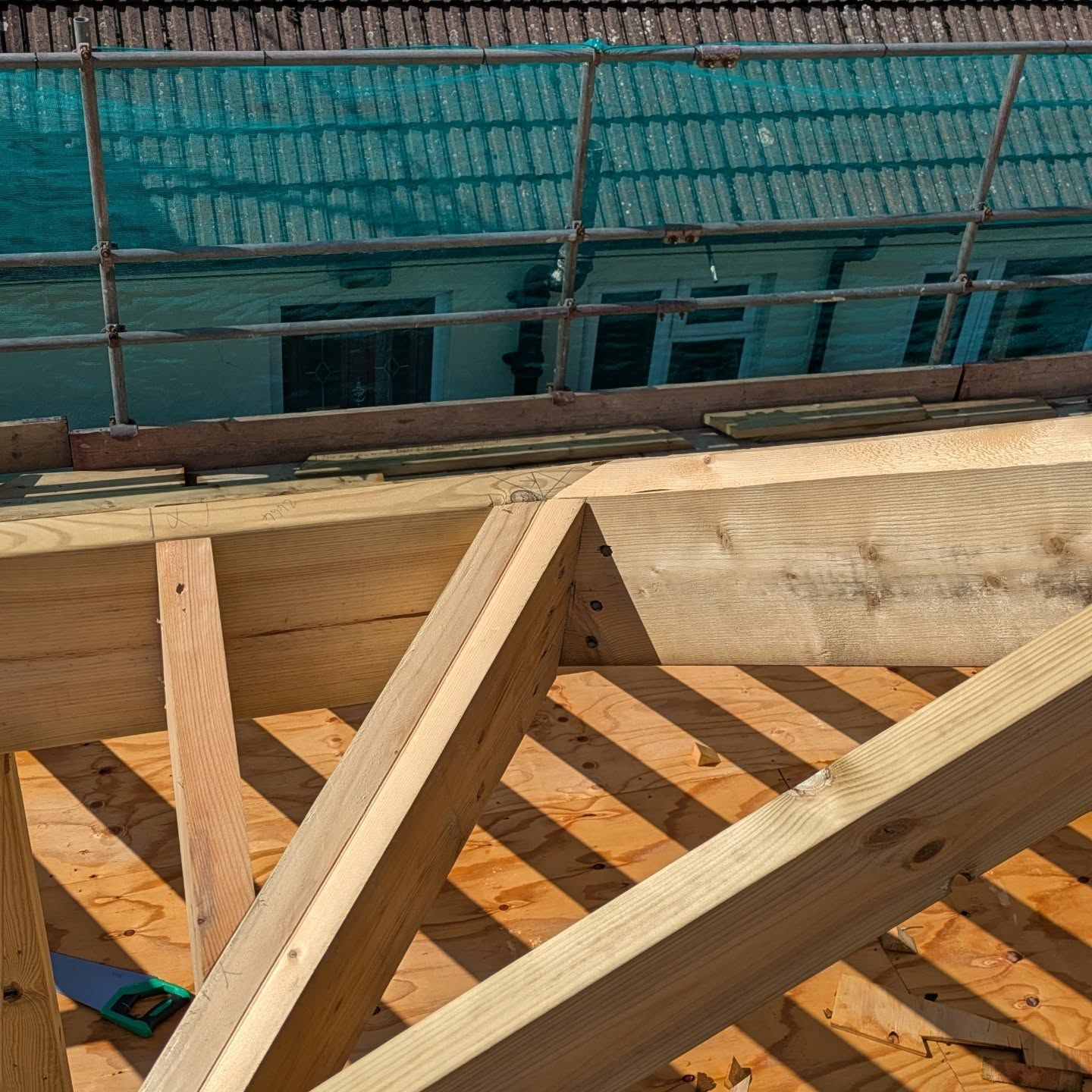 Lopez - Perfect cut 📐🔨🪚🏠 . . . . #framing #rafter #roof #deck #stairs # ...