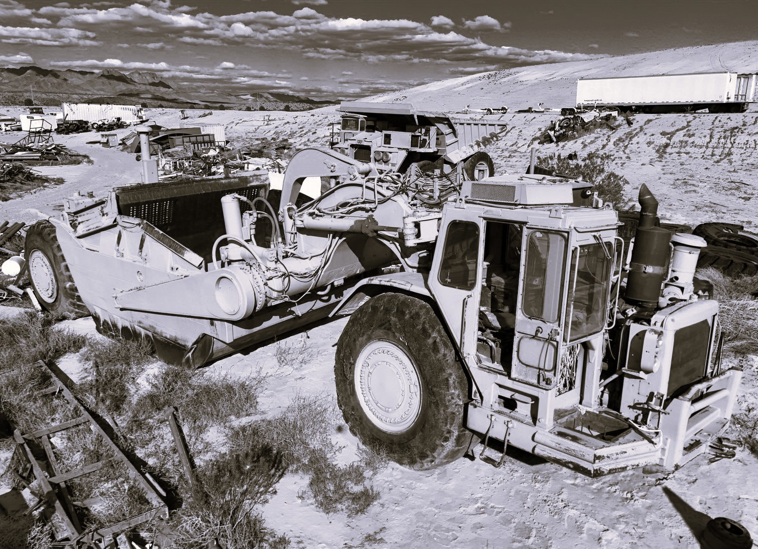 W1 - The Caterpillar 657B is a heavy-duty motor scraper introduced in ...