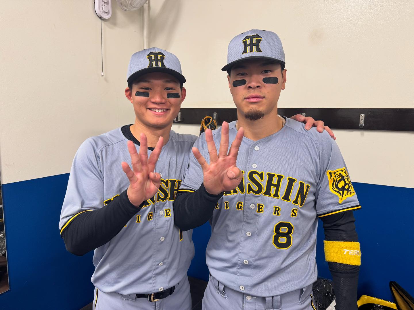 佐藤輝 阪神 ユニフォームサイズ 女性 阪神タイガース - 4安打2打点と 
