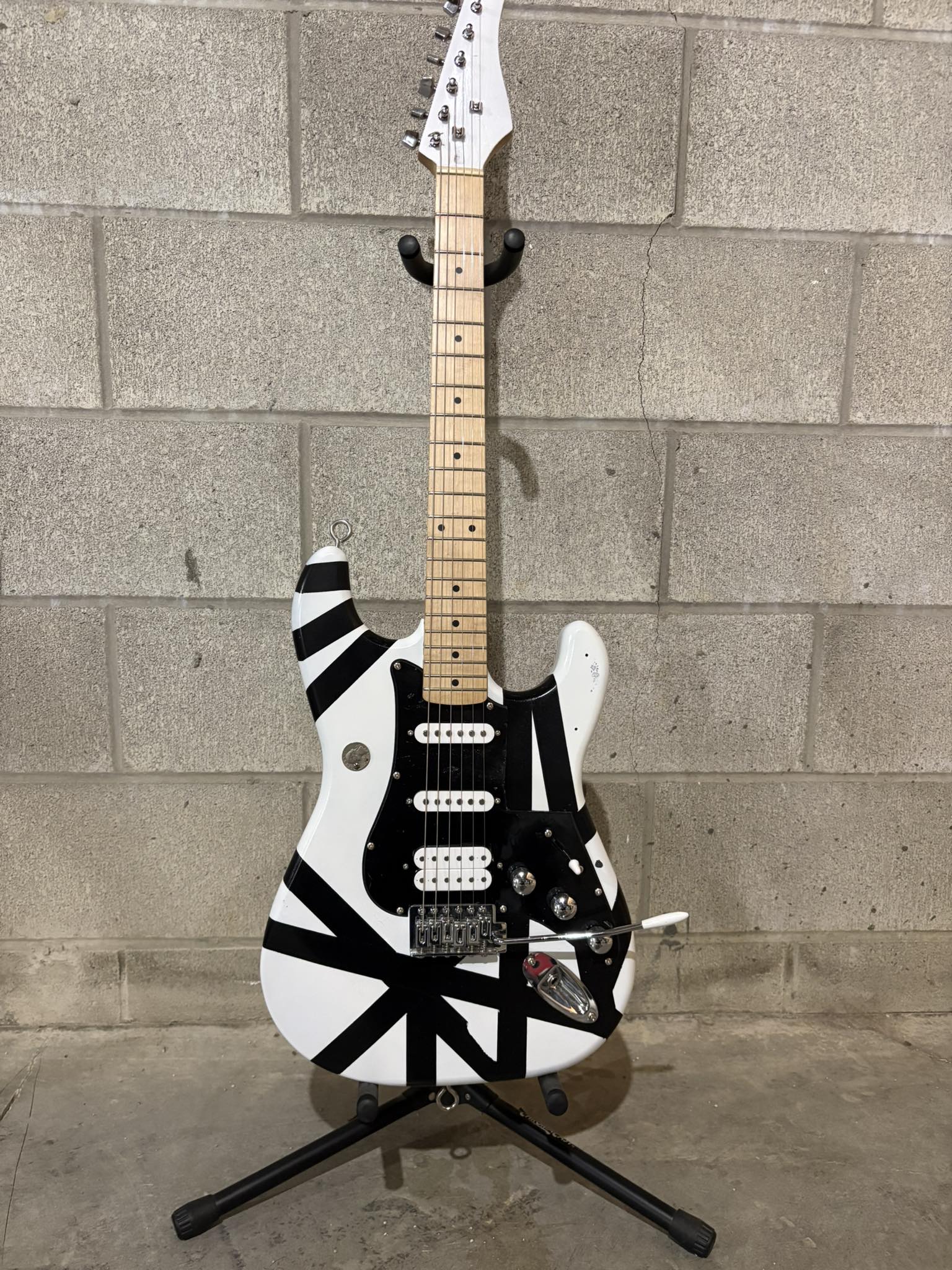 B+COM SB6X　エディ・ヴァン・ヘイレン　Frankieギター　カスタム My white and black Frankie guitar build inspired by Eddie Van Halen