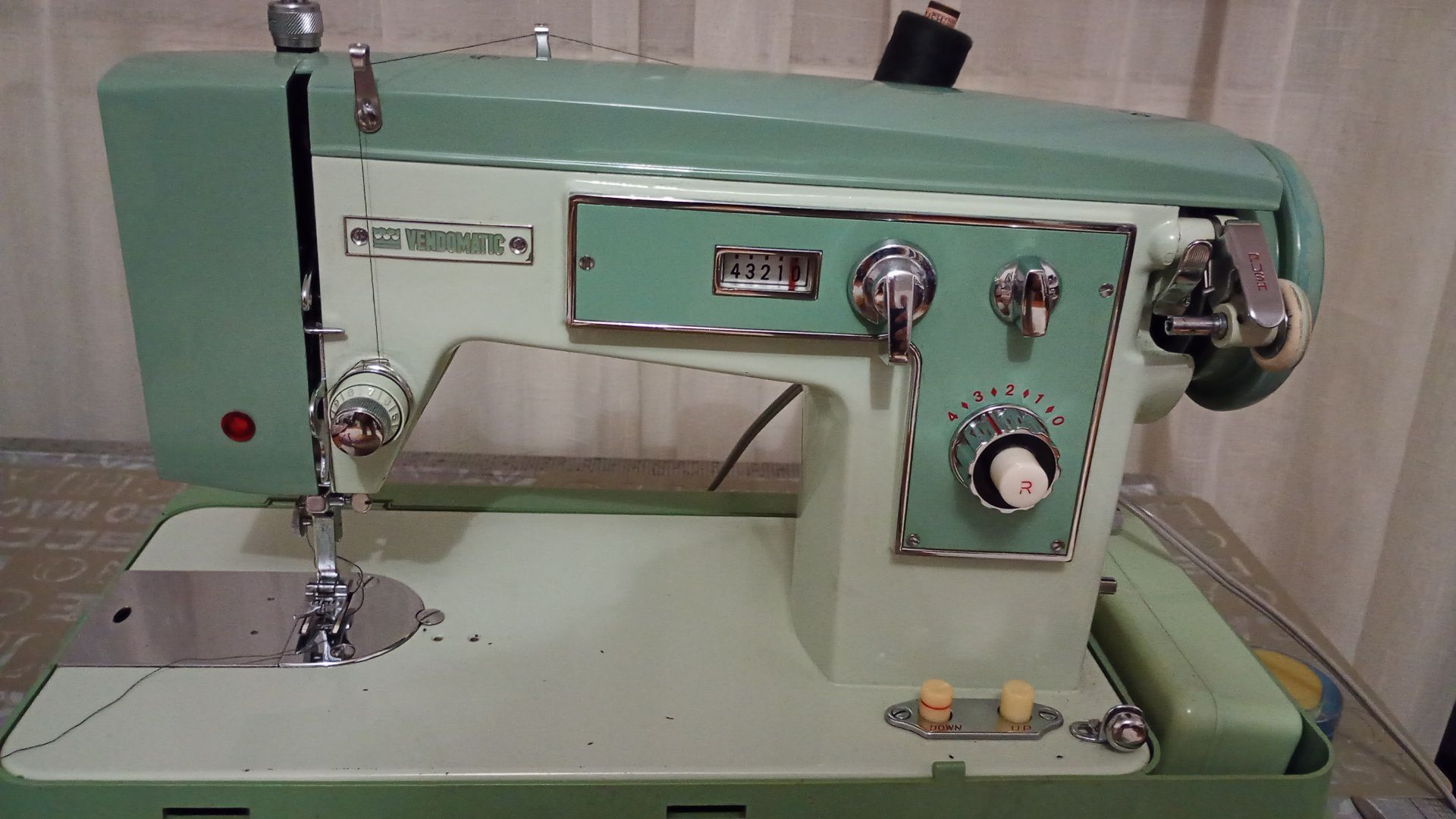 Hello everyone! My vintage sewing machine, which I dearly use