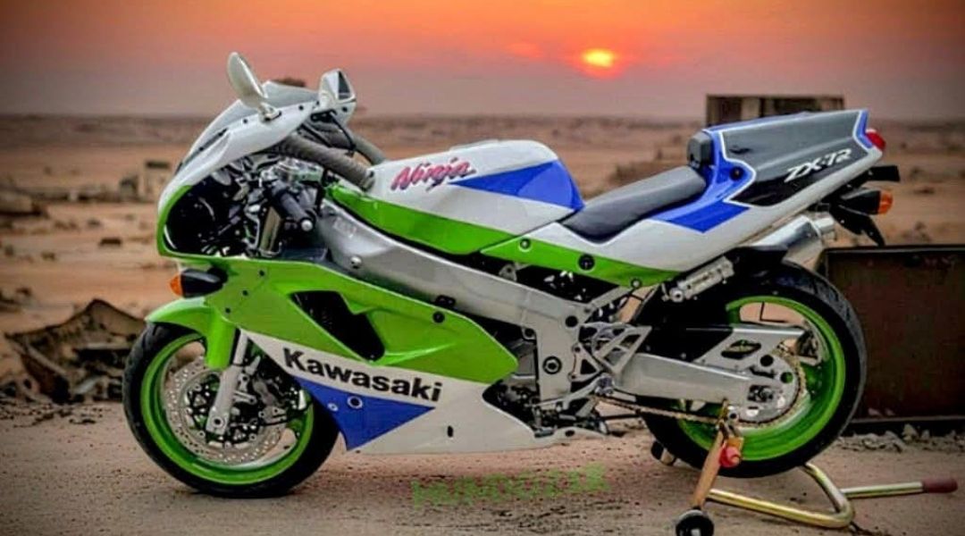 1990 Kawasaki ZX-7 compared to 2024 anniversary edition models