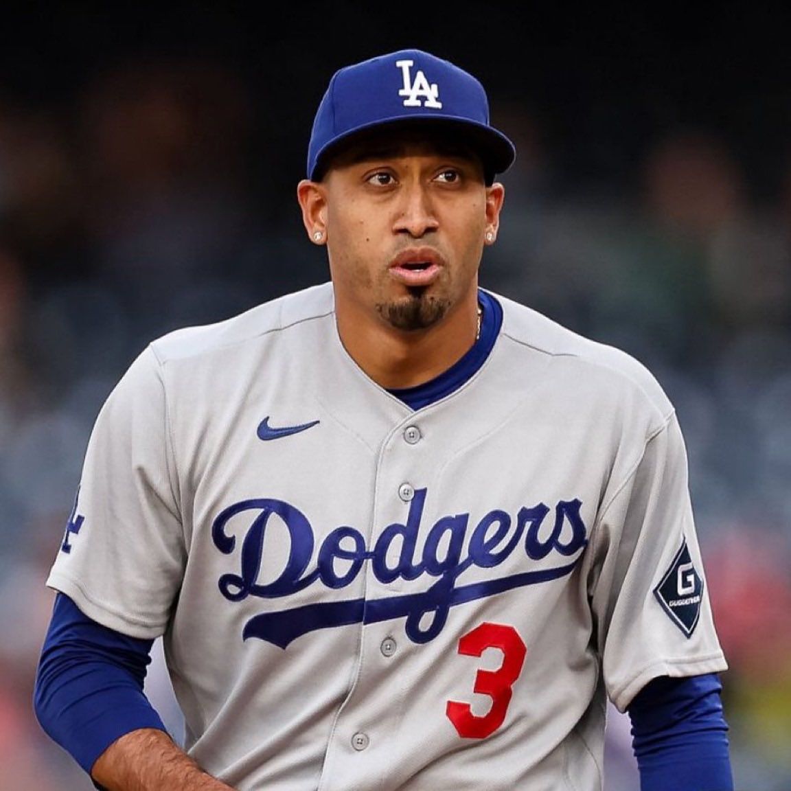 Edwin Díaz is warming up in the Dodgers bullpen in the 8th inning