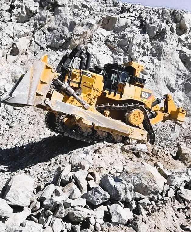 W1 - The Caterpillar D10T, introduced in 2004, is a flagship heavy-duty ...