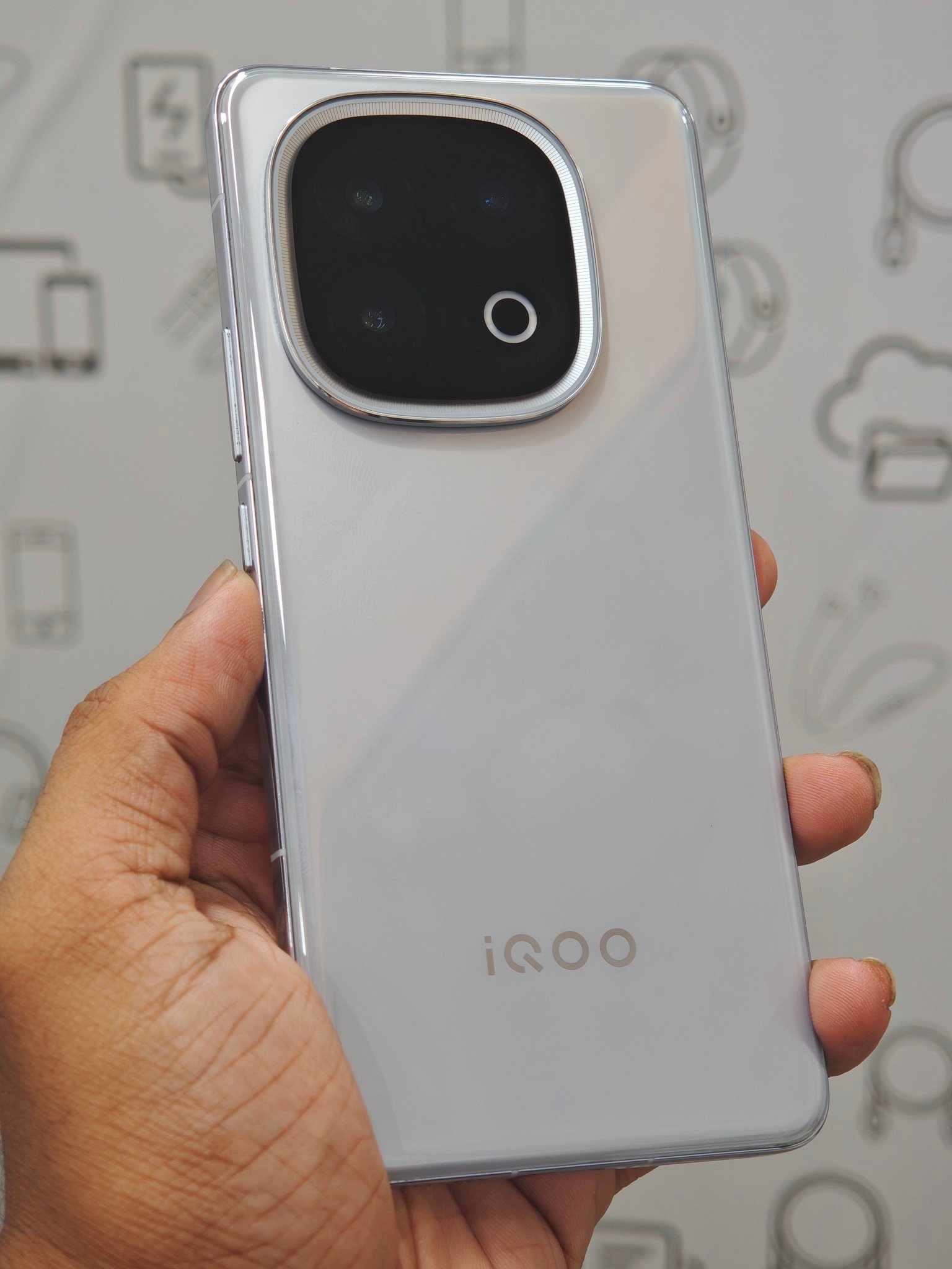 Iqoo 13 16/512 price and details