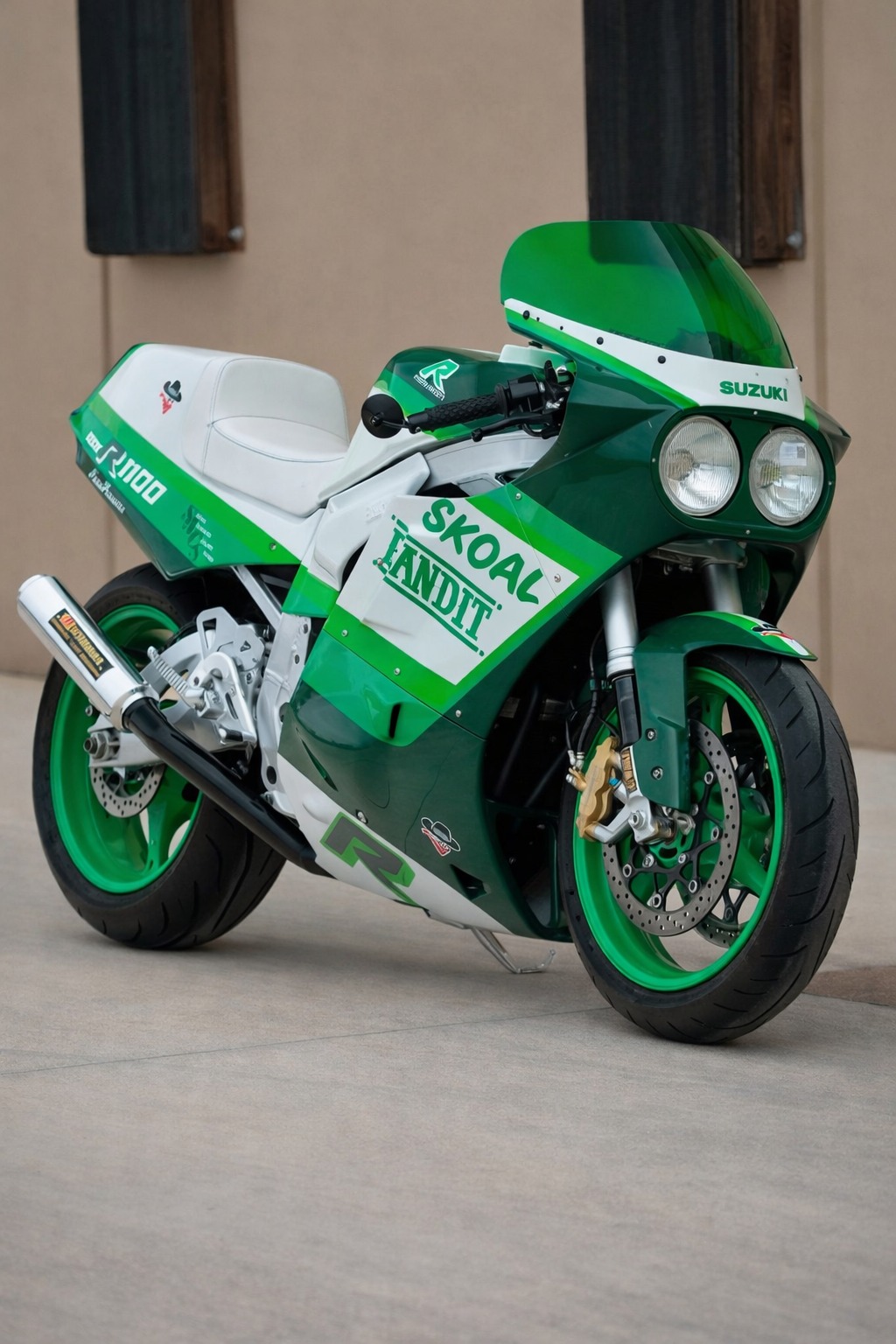 1986 Suzuki GSX-R1100 Skoal Bandit restomod built by Drew Halliday