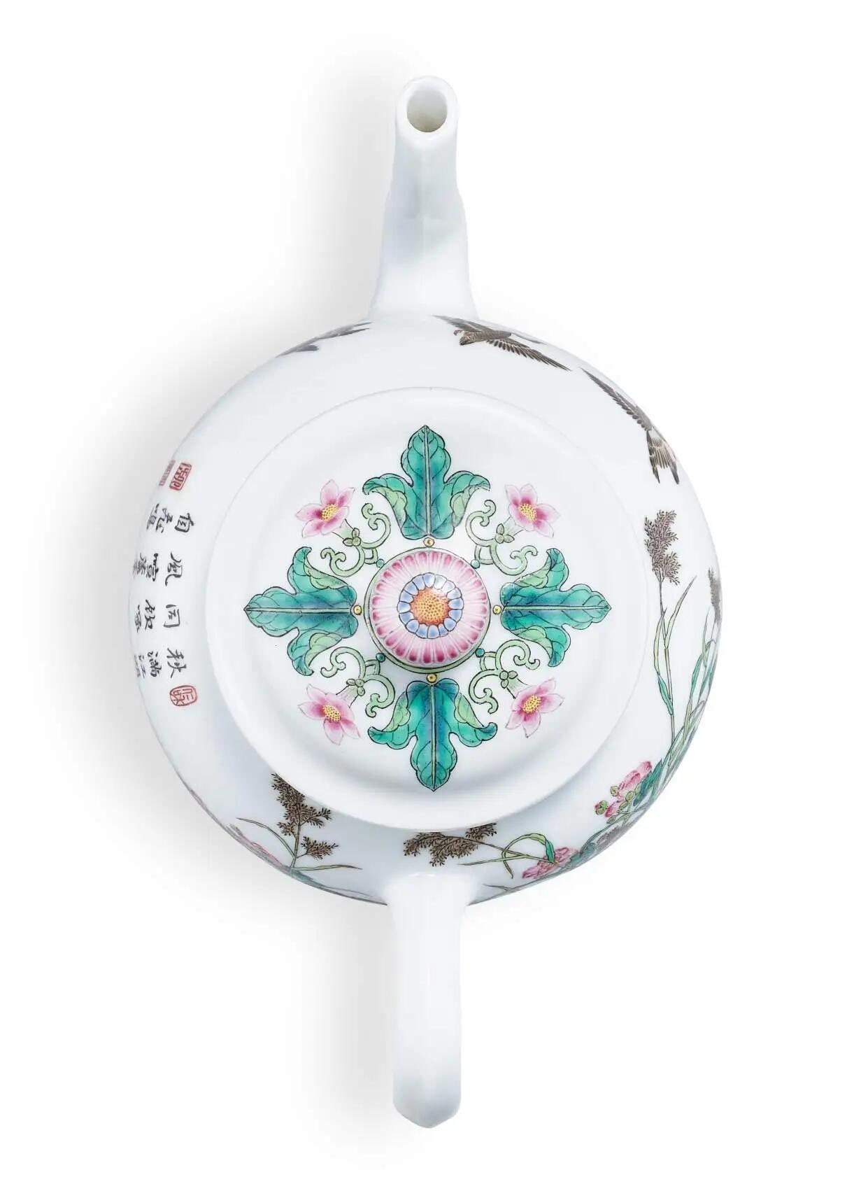 清乾隆珐琅彩「飞鸣宿食」图茶壶《乾隆年制》蓝料款据录制于乾隆五年九