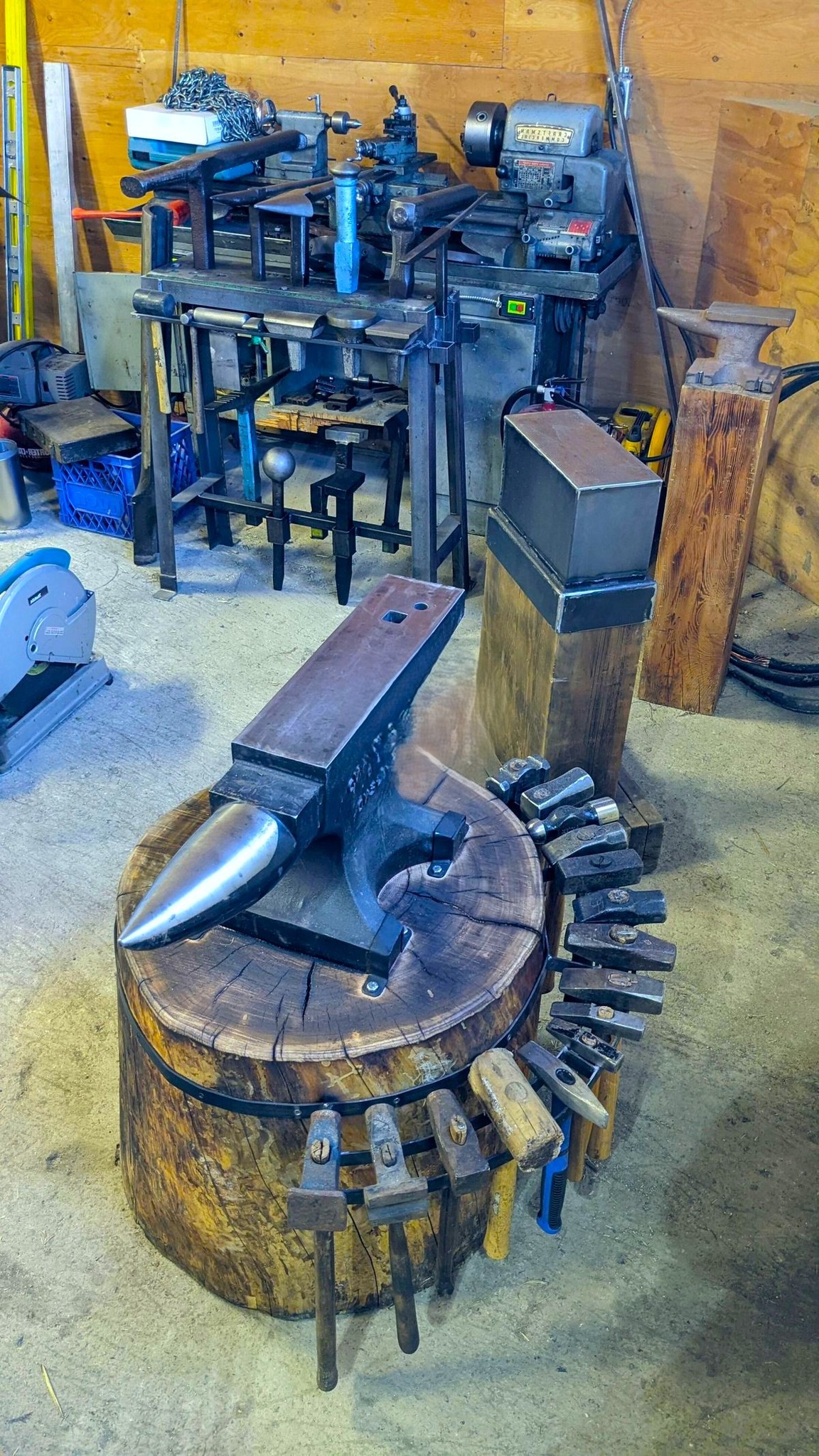 Amazing - Blacksmith’s Anvil Stump with Integrated Hammer Rack😍😍😍 ...