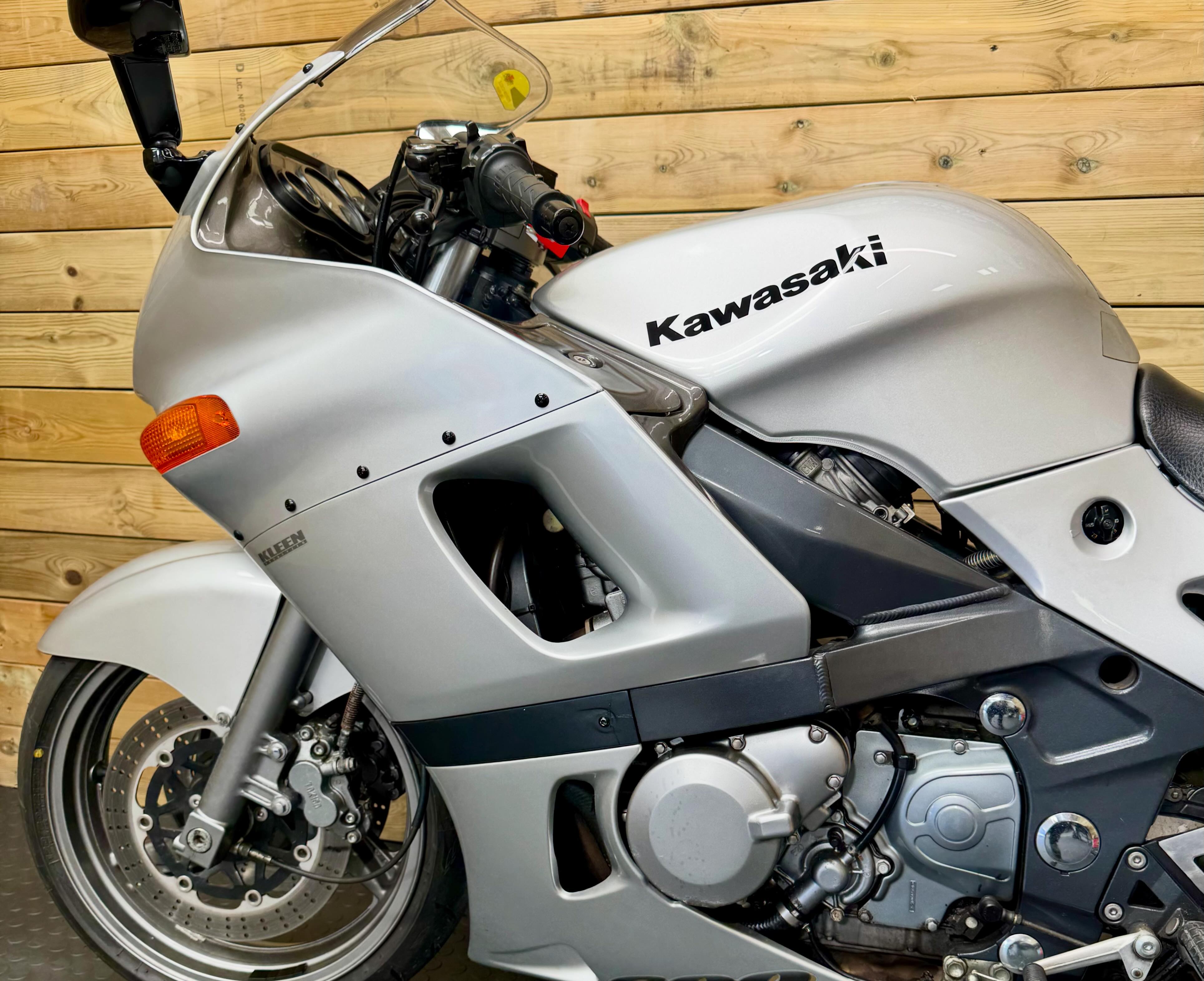 Kawasaki Zx 600 : 2003 (53) model : ONLY 5511 WARRANTED MILES