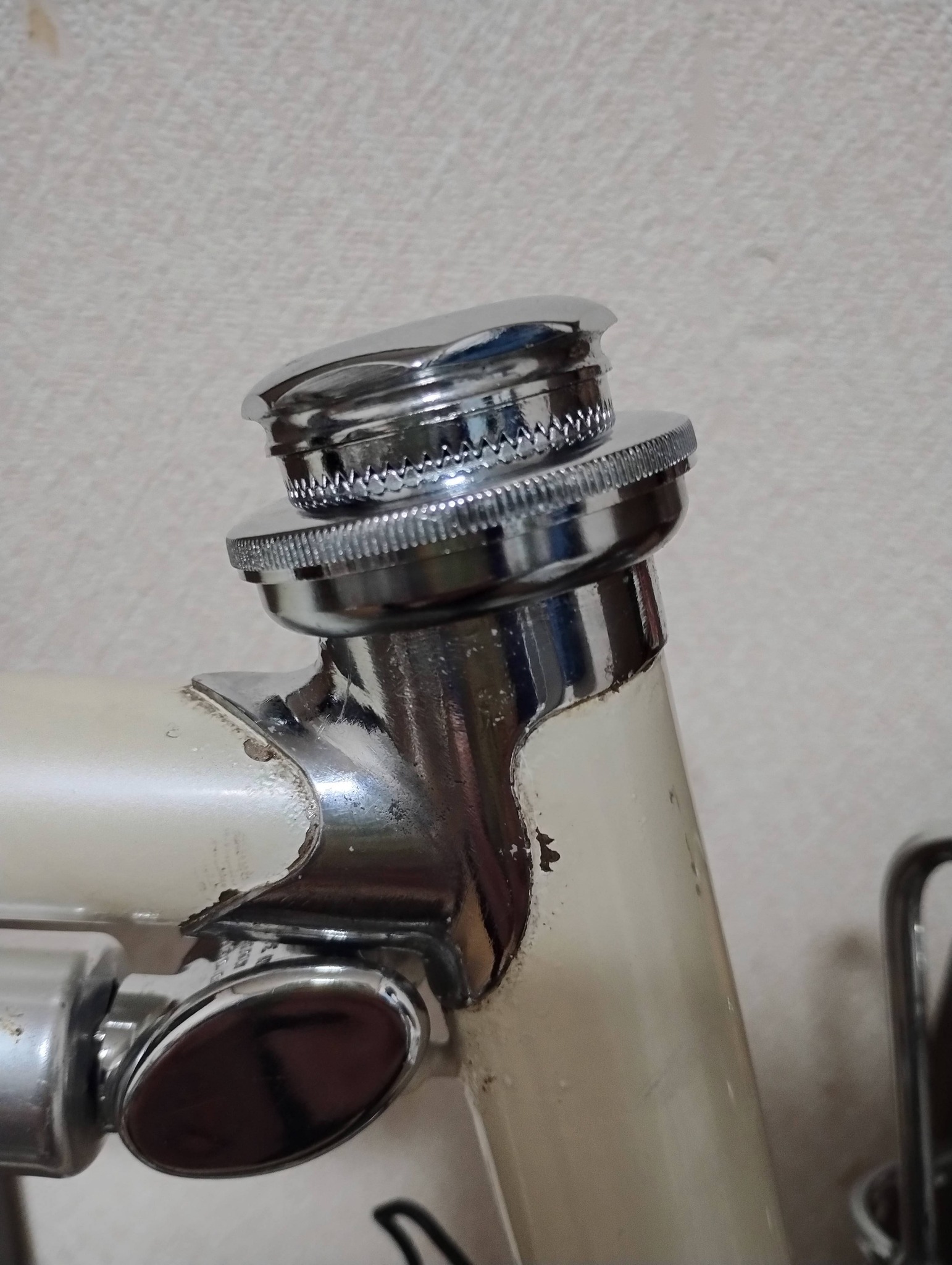 今、組み立てているユーラシアのヘッドパーツですが、 現行のTANGE「RB 