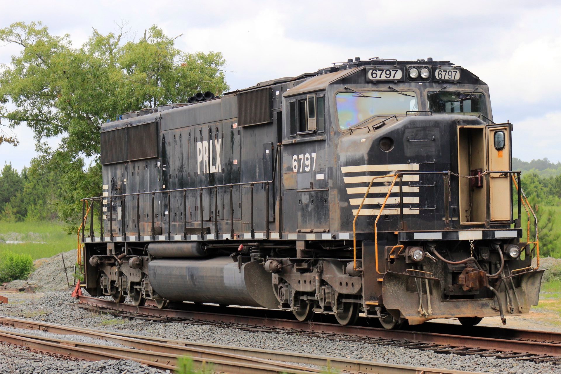Norfolk Southern SD70ACC 1823 with misaligned lettering