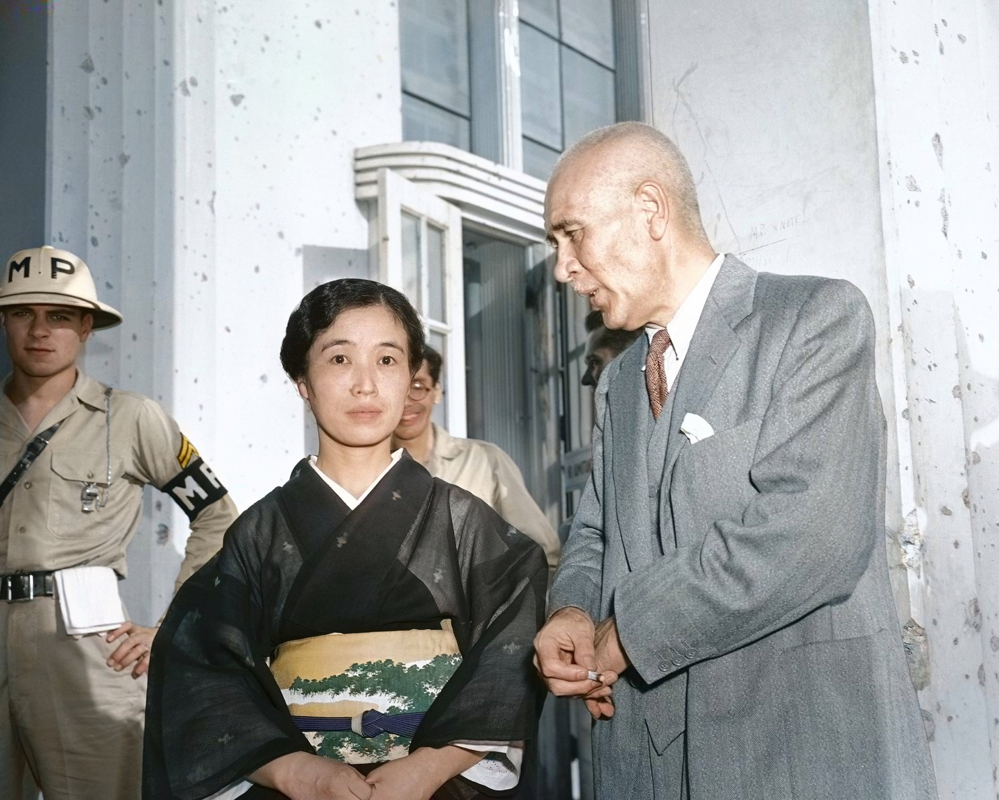 1946年2月7日、マニラでの戦争犯罪裁判の短い休憩中に、本間雅治中将が