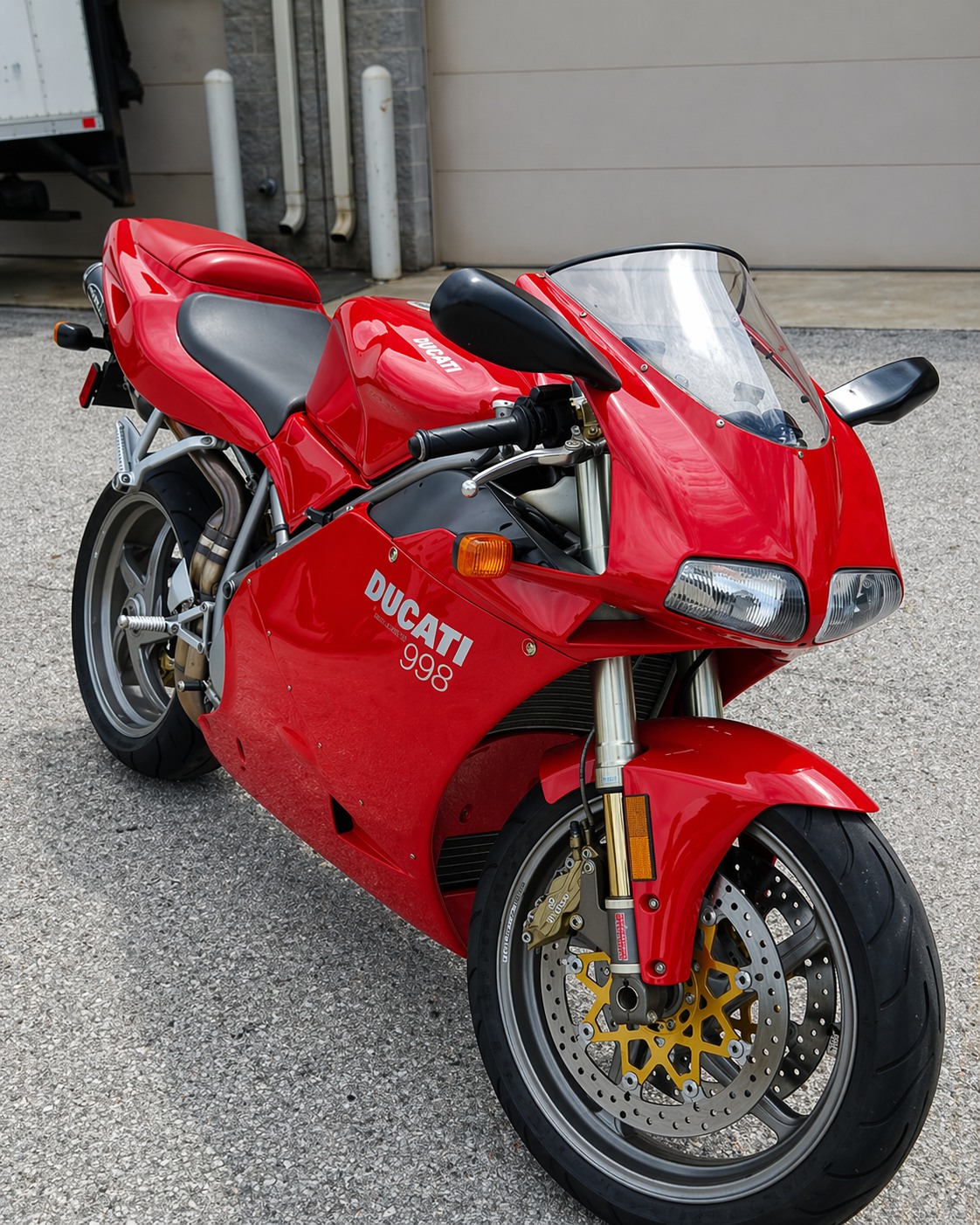 When the Ducati 999 debuted in 2003, initial factory
