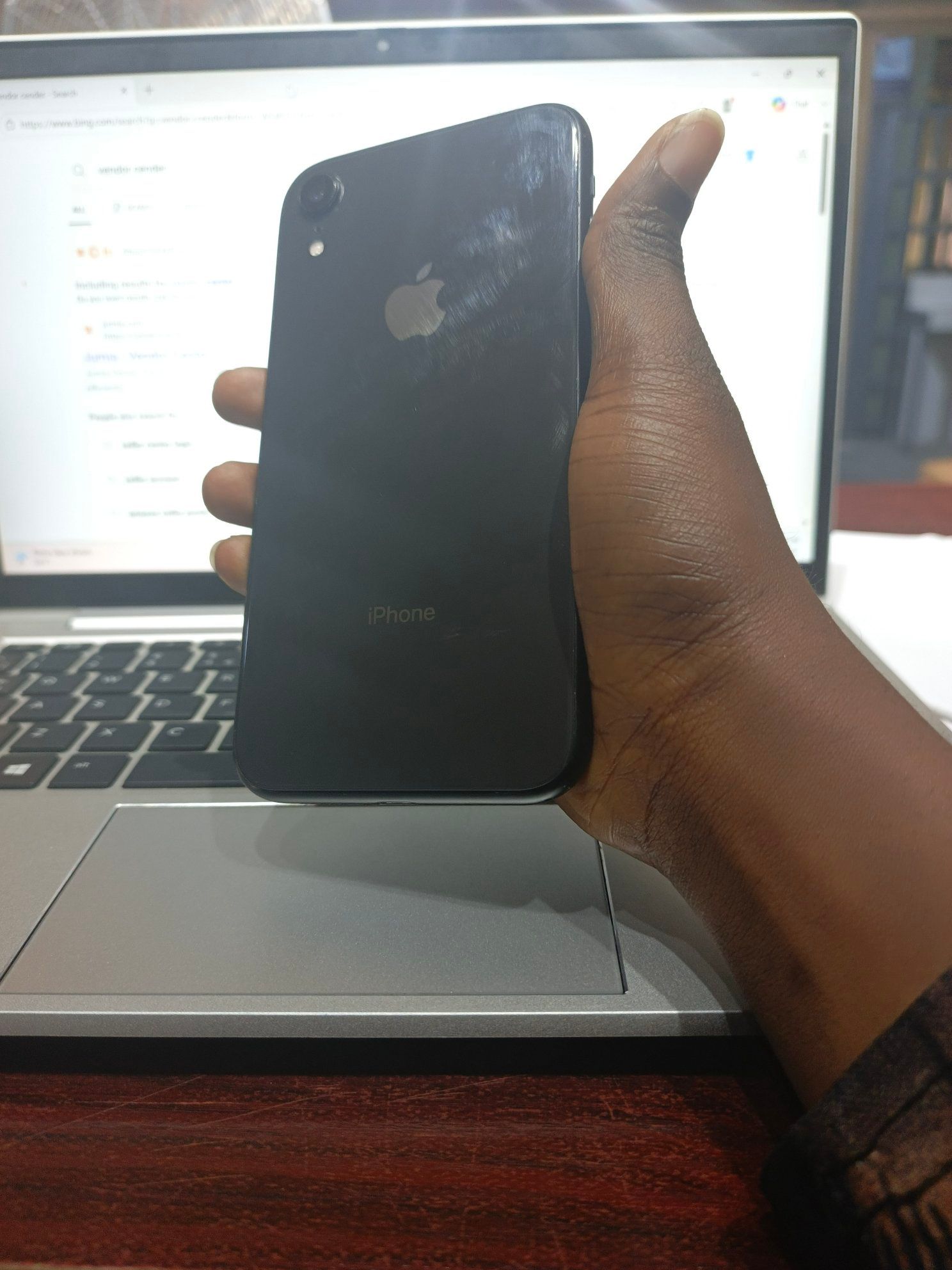 iPhone xr 64Gb face iD ✓ battery health 85% clear camera