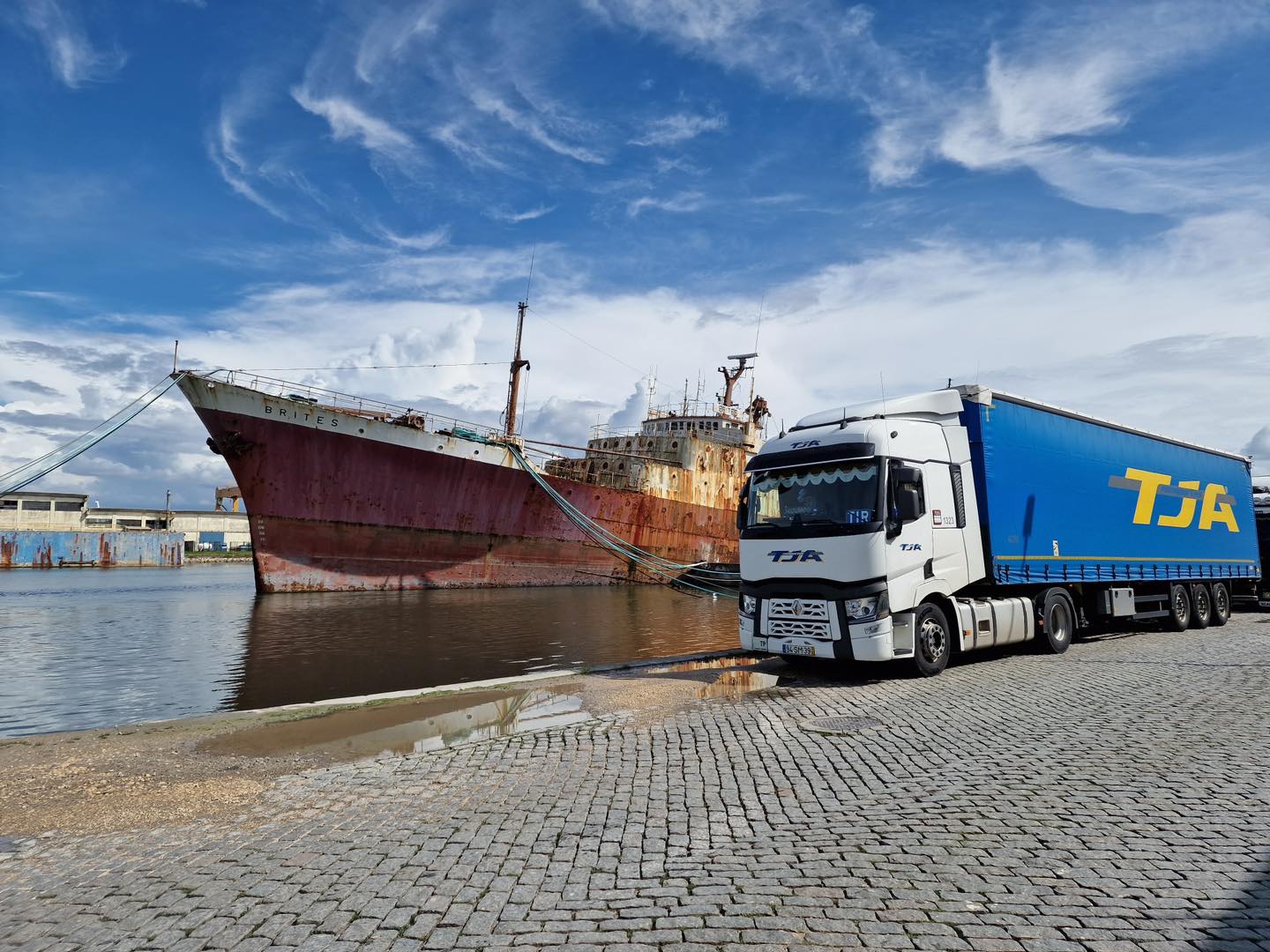 TJA - Consegues adivinhar onde está o nosso camião? 🚛 Envia as tuas ...