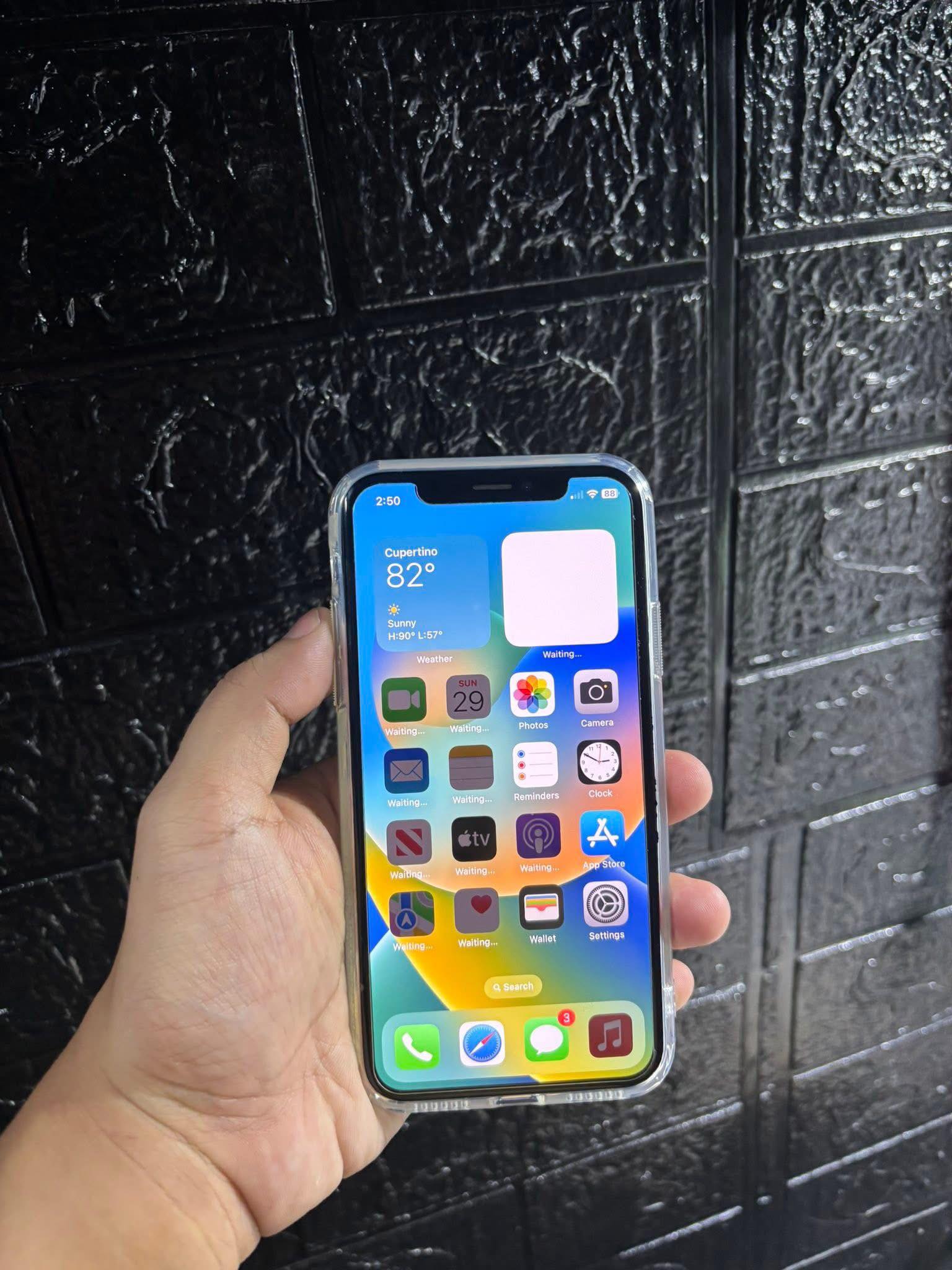 iPhone X 256GB 98%BH N$2700 0858520232 Face ID ✓ Clean camera
