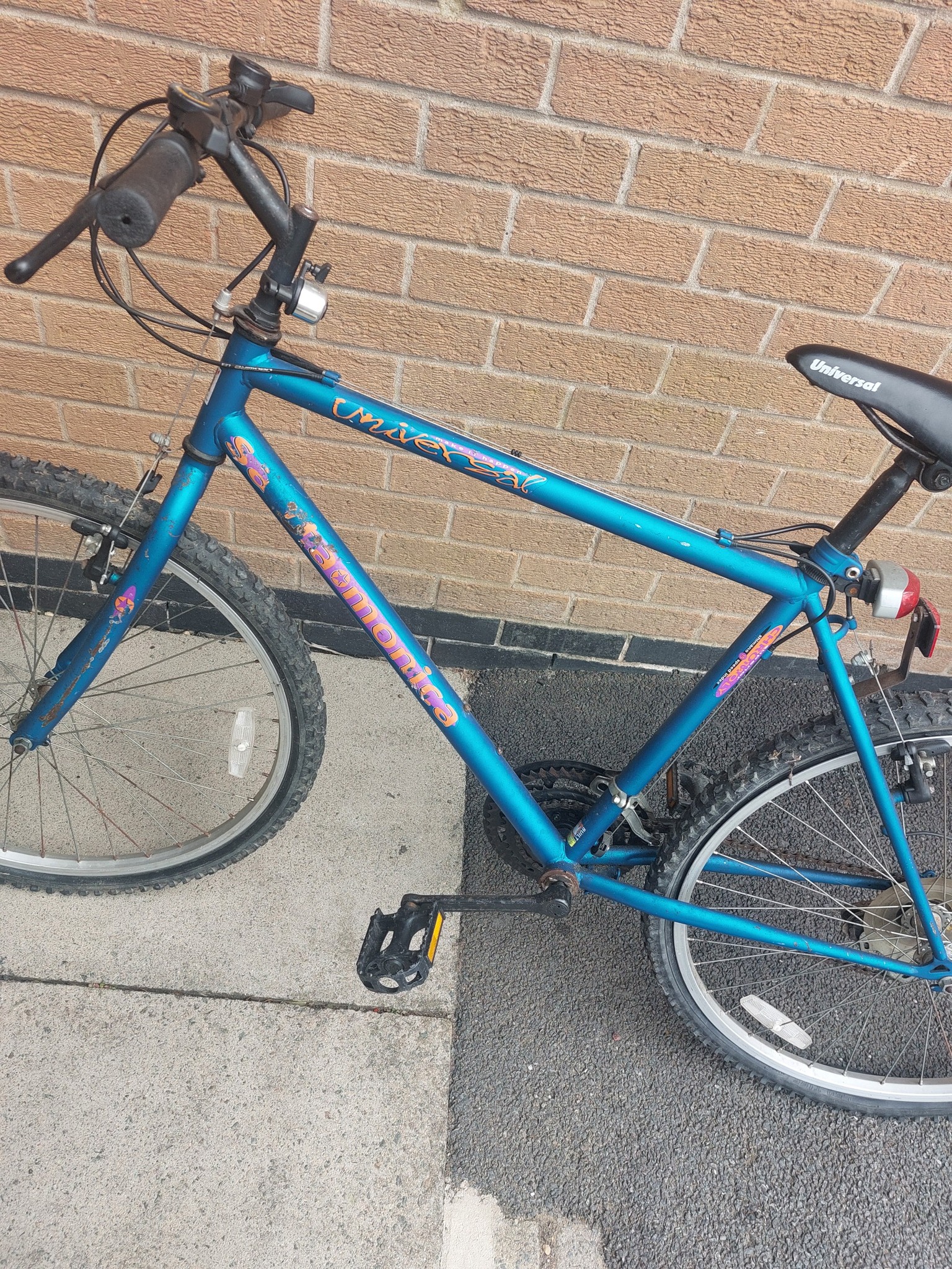 Early 90s vintage mountain bike details