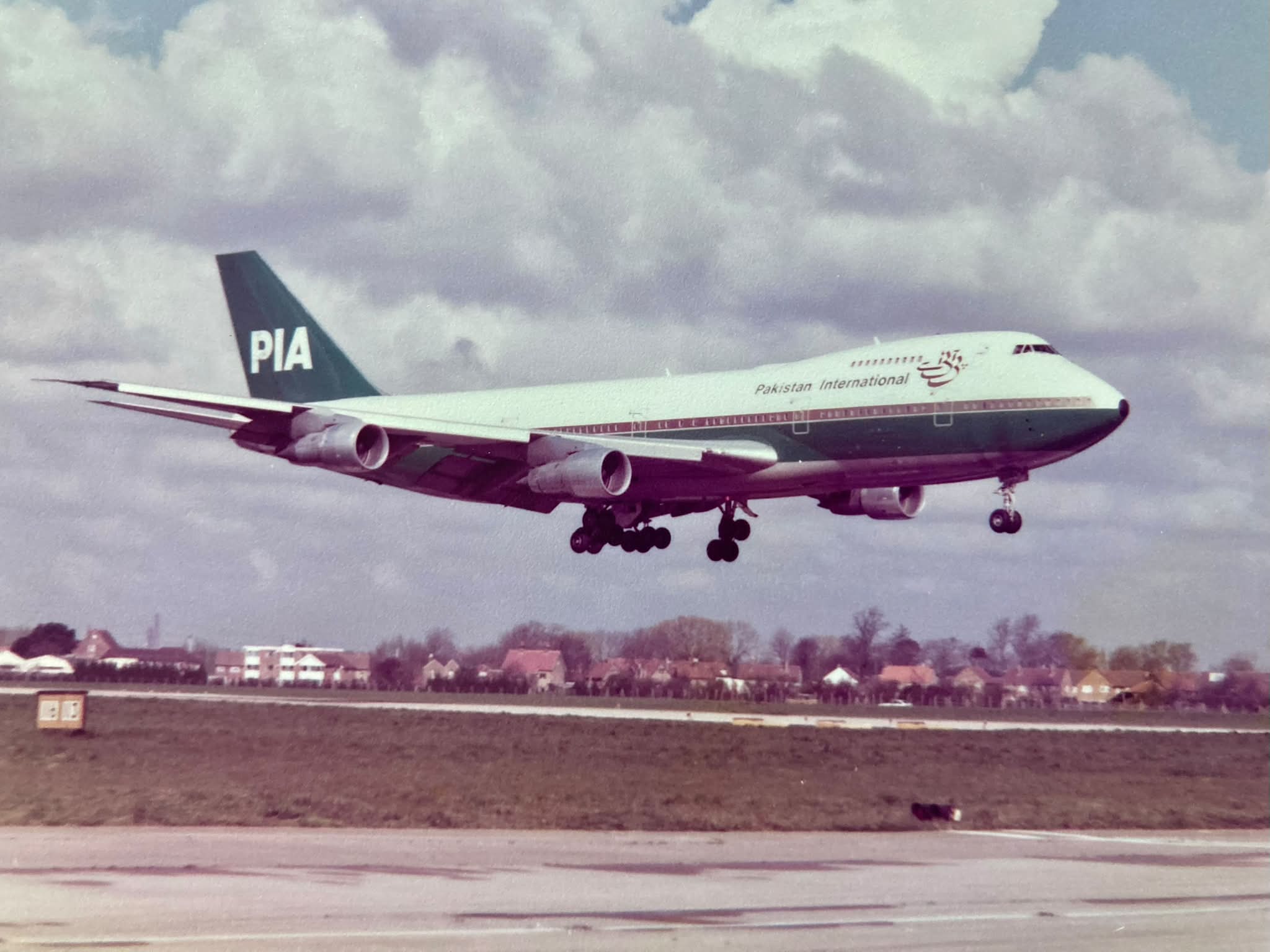 Aero Classic 747−200 パキスタン国際航空 A Pakistan International Boeing 747-200B. Wearing the colourful