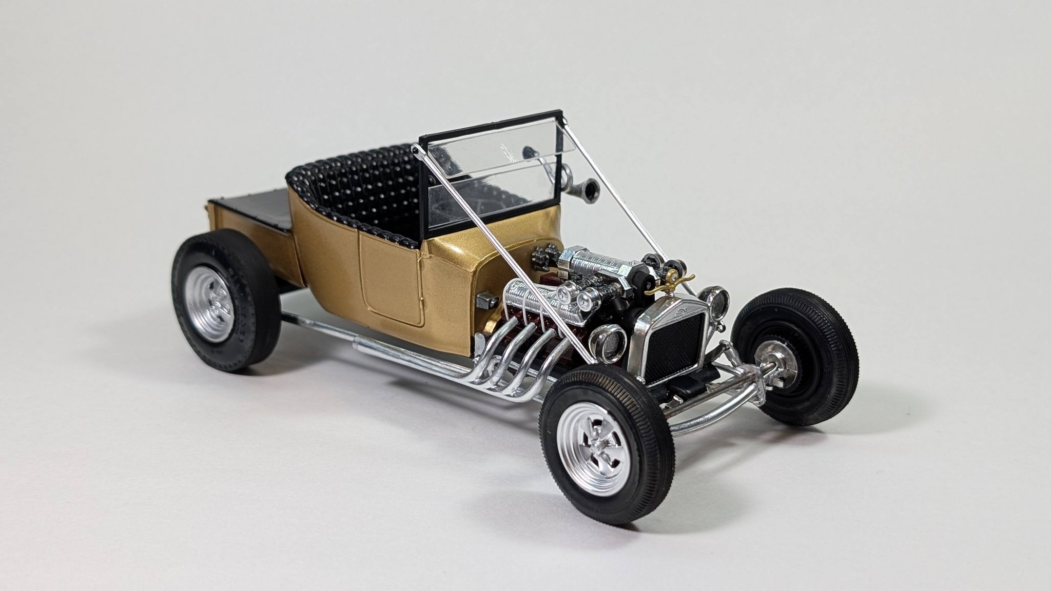 Here are some photos of the finished 1925 Ford Model T from AMT 