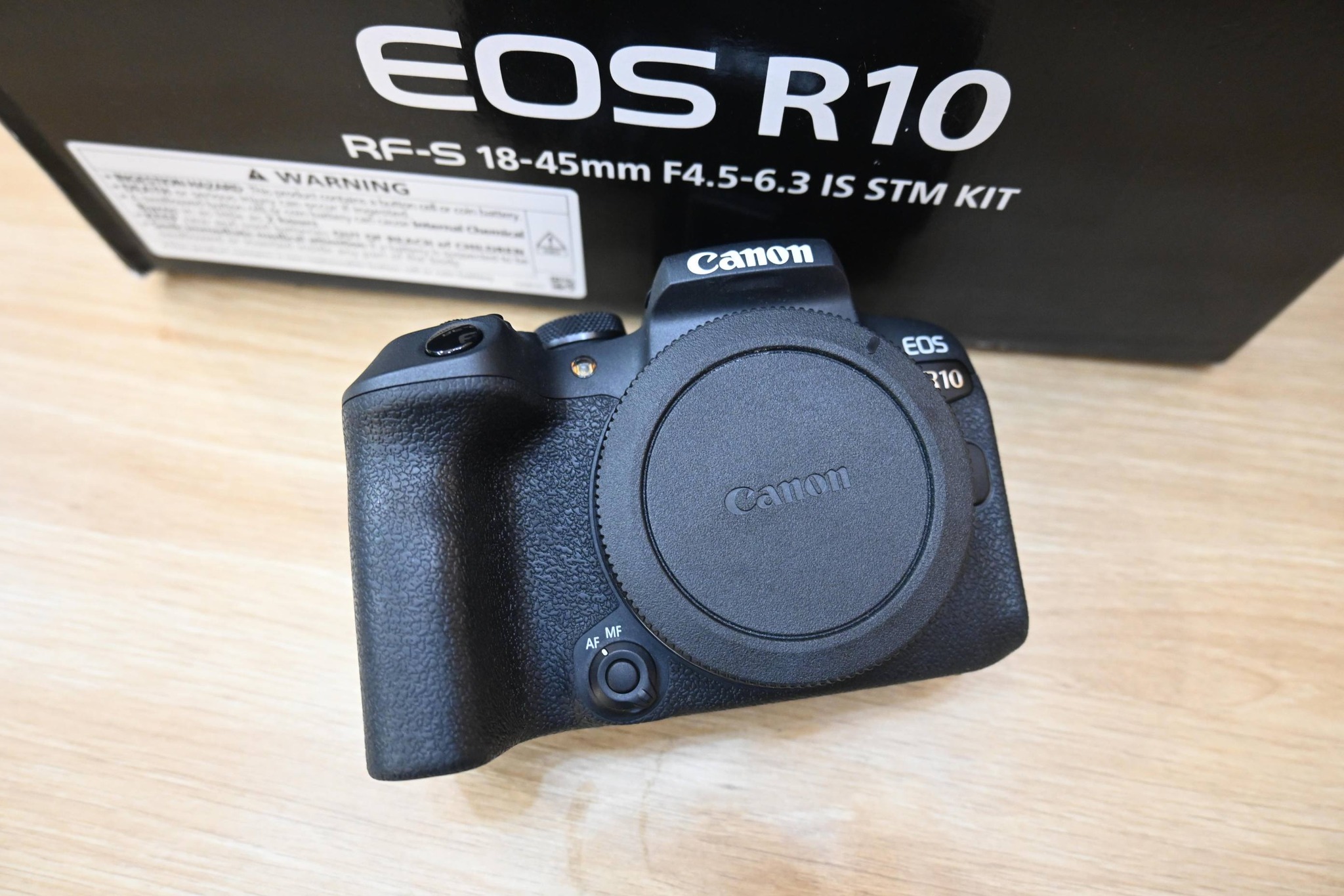 Canon R10 Tiếng Việt đẹp đẽ 1K shot kem pin zin sạc zin BOX trùng