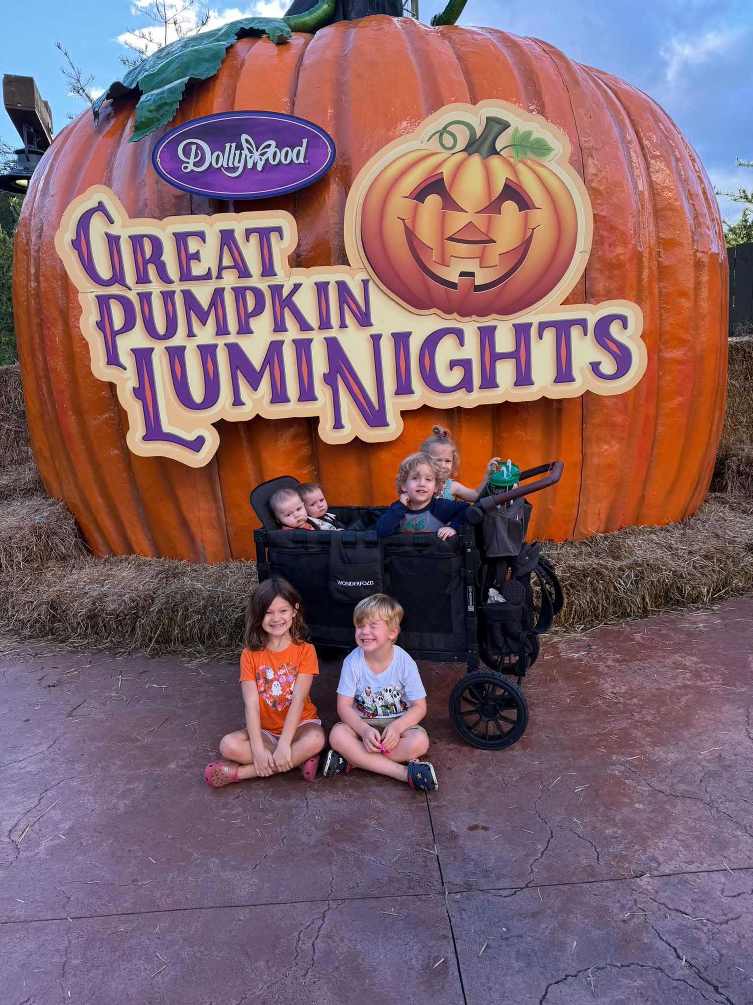 It's a great evening to lug a bunch of kids around Dollywood 🤣🎃