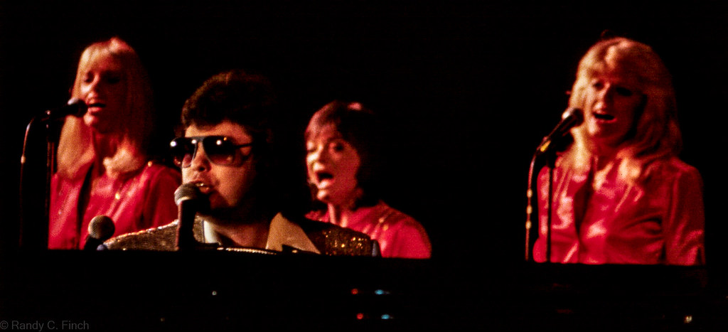 Ronnie and his backup singers, Suzy,... - The Milsap Fan Blog | Facebook