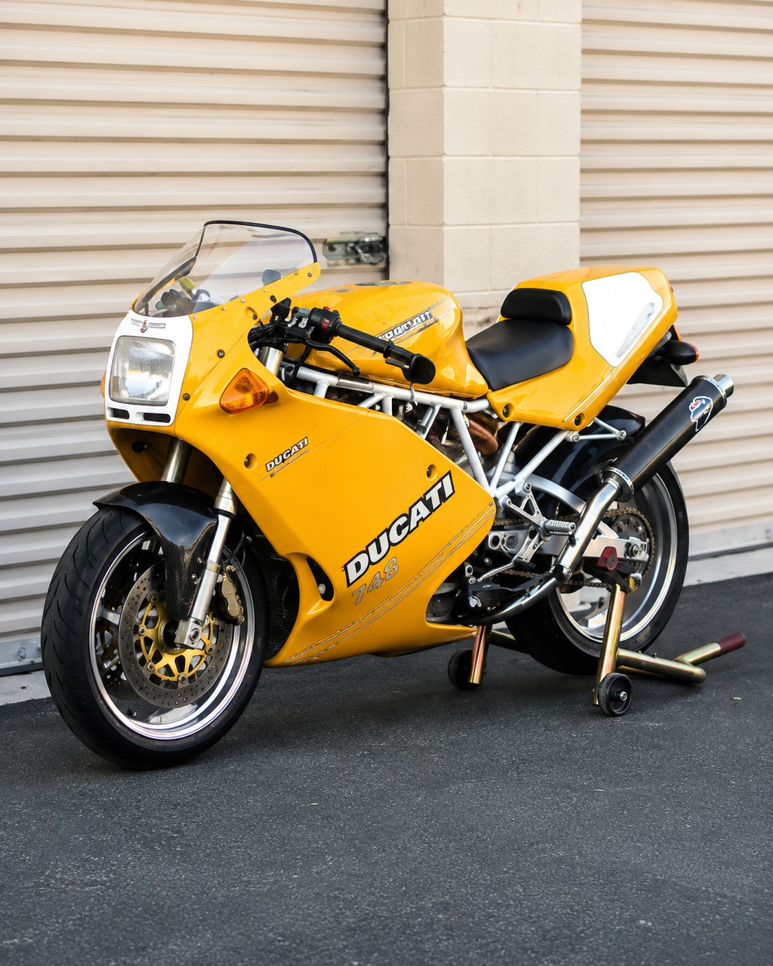 Introduction and photo of 1995 Ducati 900 superlight