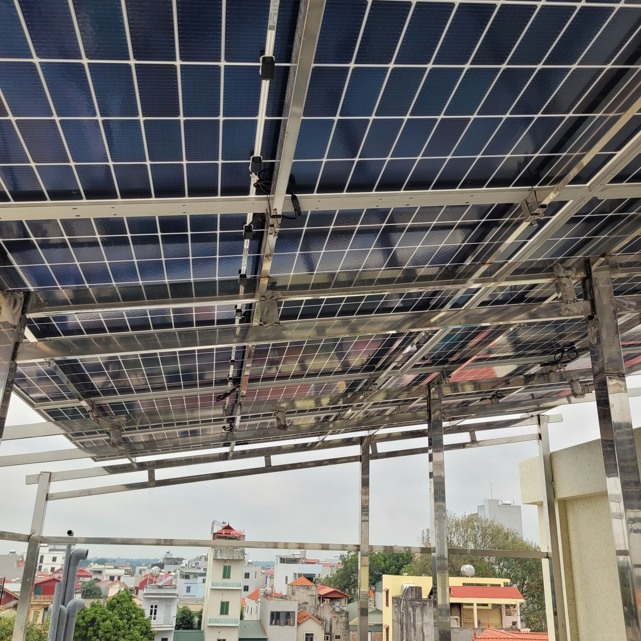 Hệ thống điện mặt trời hòa lưới lắp trên mái nhà tại Hà Nội.