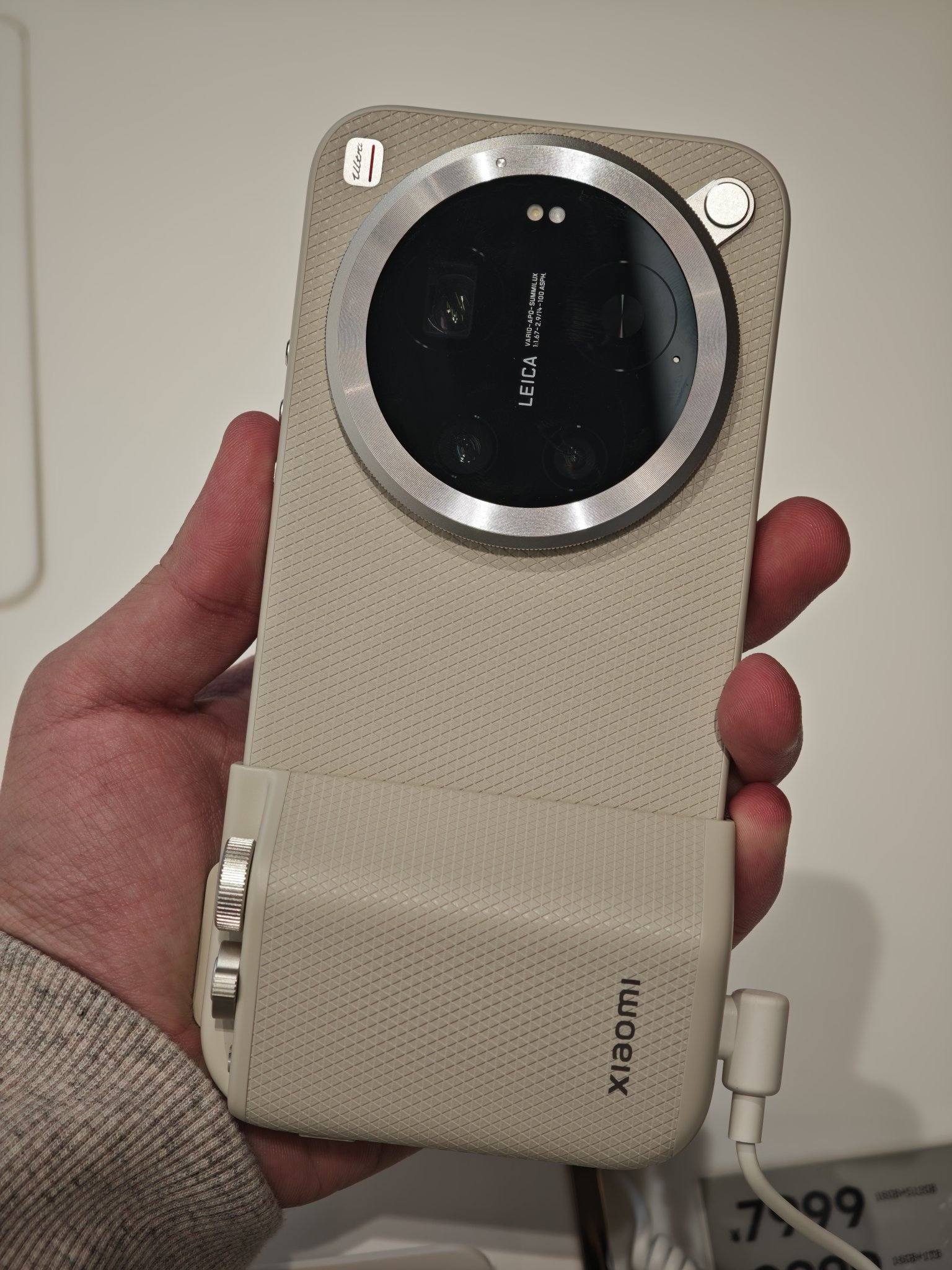 The white Xiaomi 17 Ultra, together with the photography kit