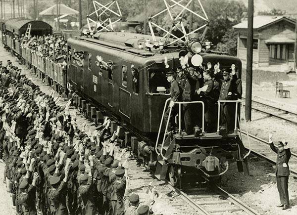 1942年 関門鉄道トンネル が世界初の海底トンネルとして開通した。正式