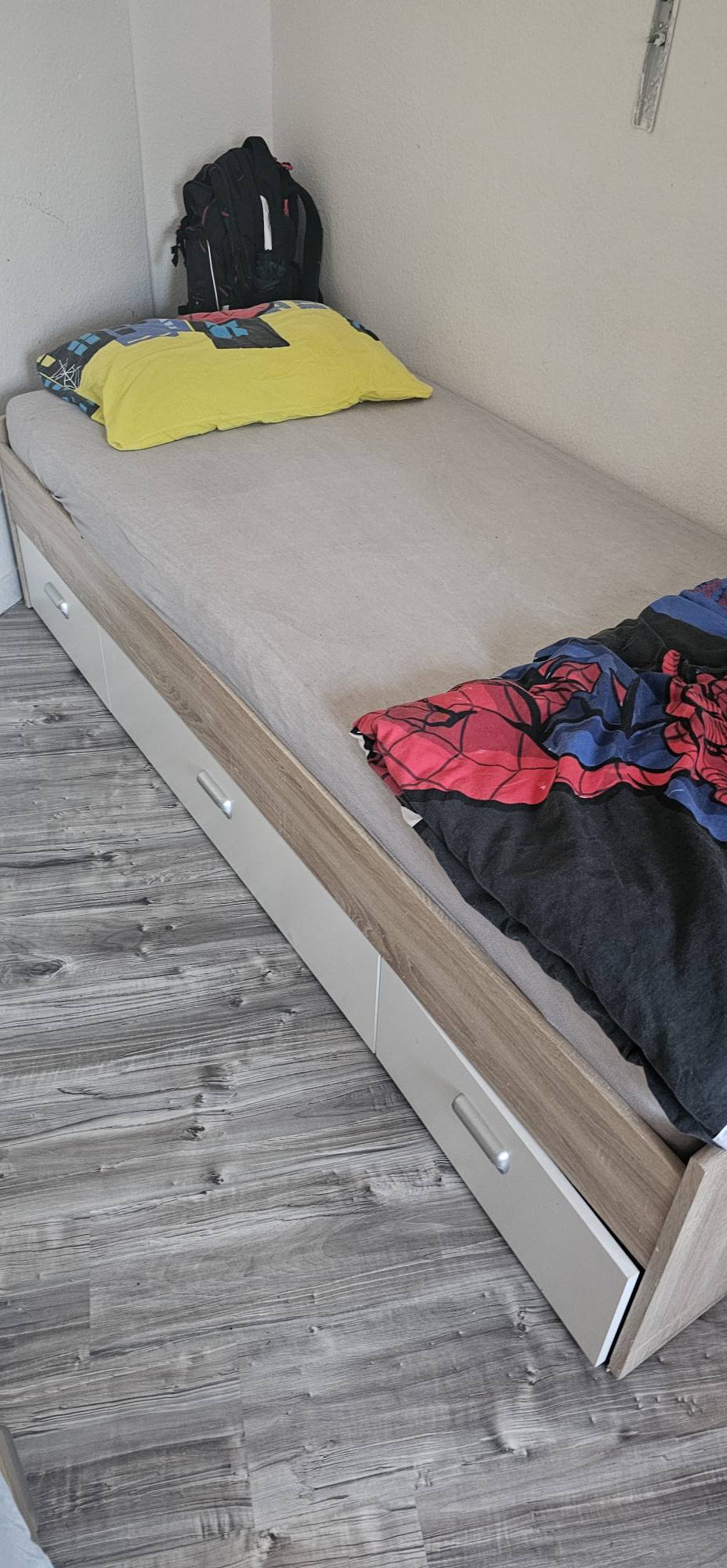 Ich verkaufe ein gut erhaltenes Kinderbett; es weist leichte Gebrauchsspuren auf. Was den Lattenrost betrifft: Eine Latte ist gebrochen und fehlt (wie auf dem Foto zu sehen), und ein oder zwei weitere