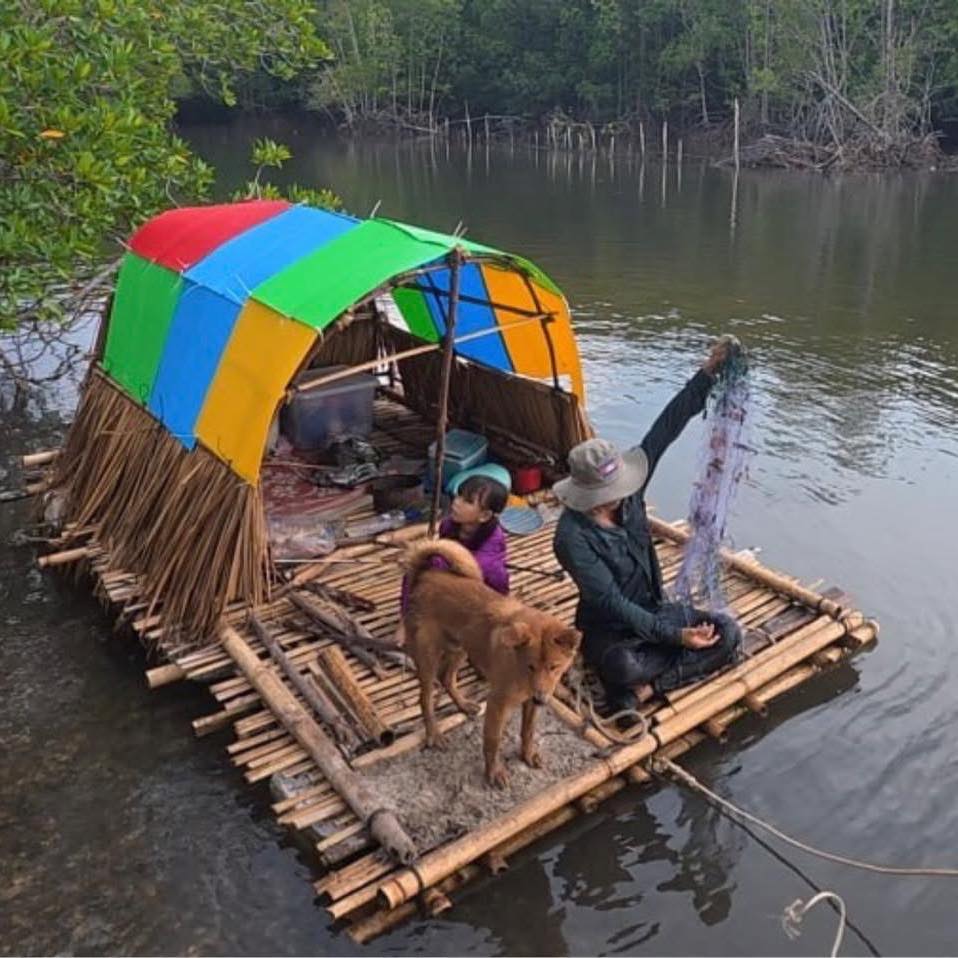 Extreme Solo Survival Camping In heay rain DIY Building Raft Catch ...