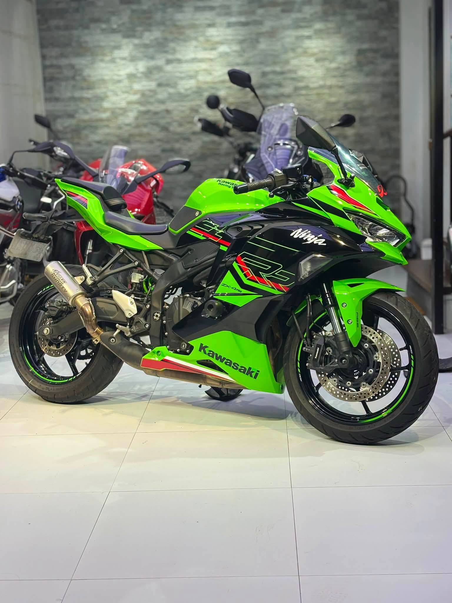 ペイント 2023 Kawasaki ZX4RR KRT for sale with accessories and complete