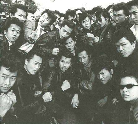外国人「日本の例のヤンキー集合写真に写ってるヤンキーがどんなキャラ