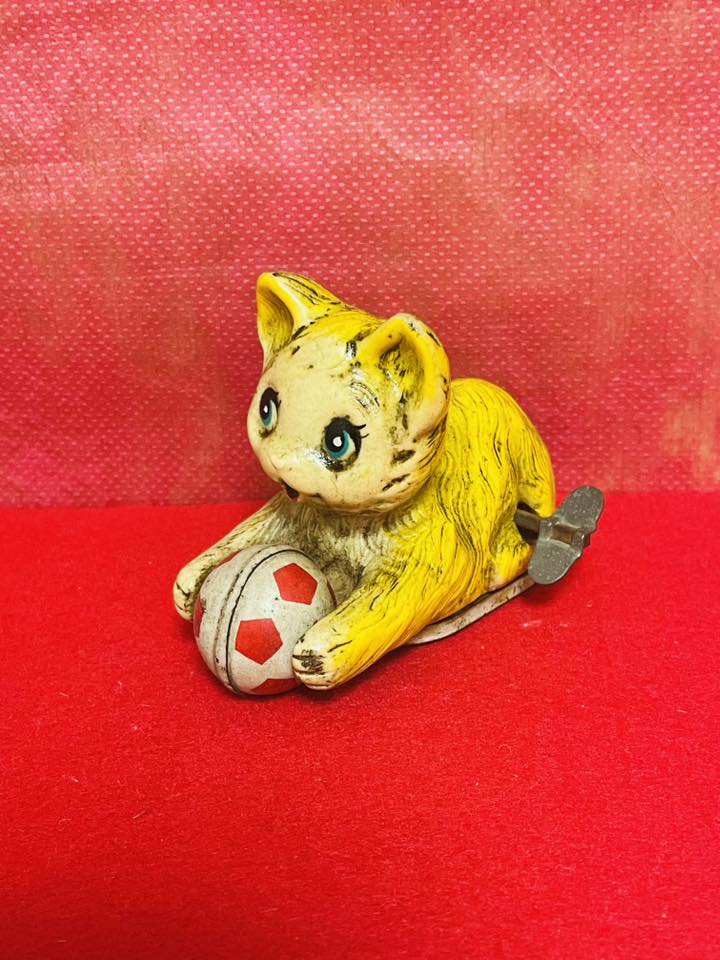 くるくる ころころ ゼンマイを巻くと 小さな猫が球を追いかける 昭和の